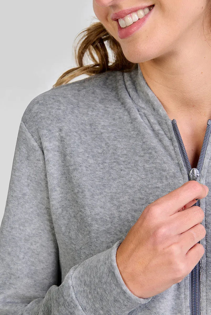 Mujer luciendo chaquetilla de pijama gris con cremallera para invierno