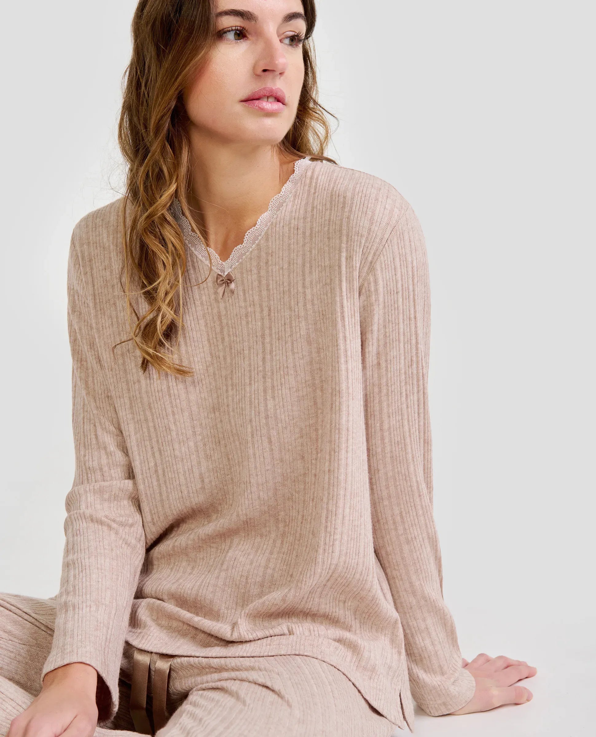 Mujer con pijama camel de estilo acanalado de manga larga y cuello encaje con lacito
