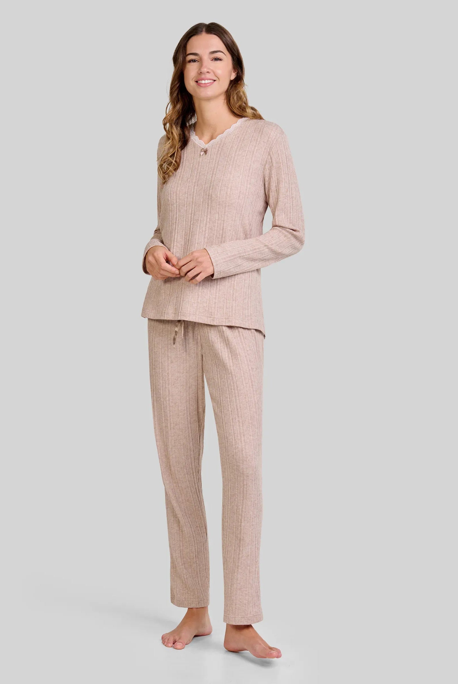 Mujer luce conjunto de pijama camel de manga larga y pantalón con cuello pico y encaje con lacito