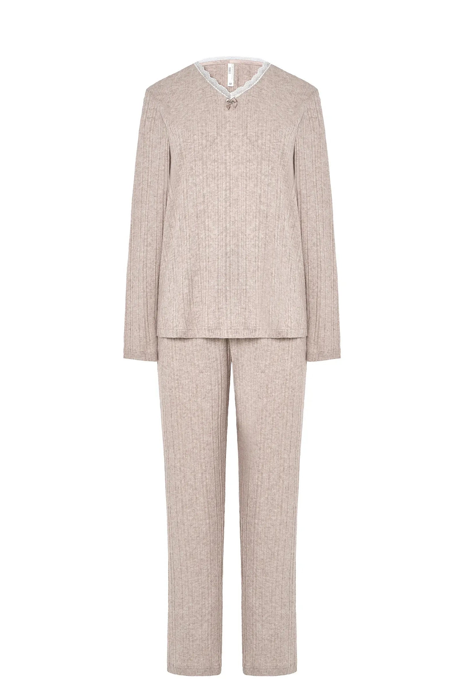 Conjunto de pijama camel en suave tejido vigoré de textura acanalada y lazo pequeño en el escote de puntilla.