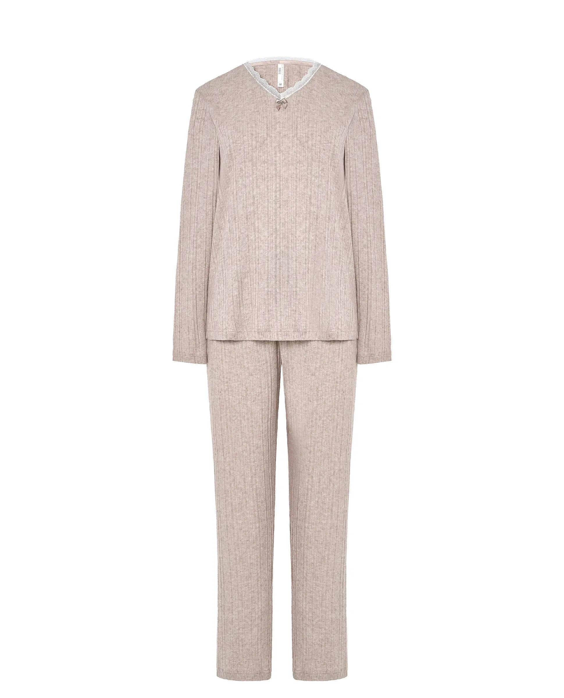 Conjunto de pijama camel en suave tejido vigoré de textura acanalada y lazo pequeño en el escote de puntilla.