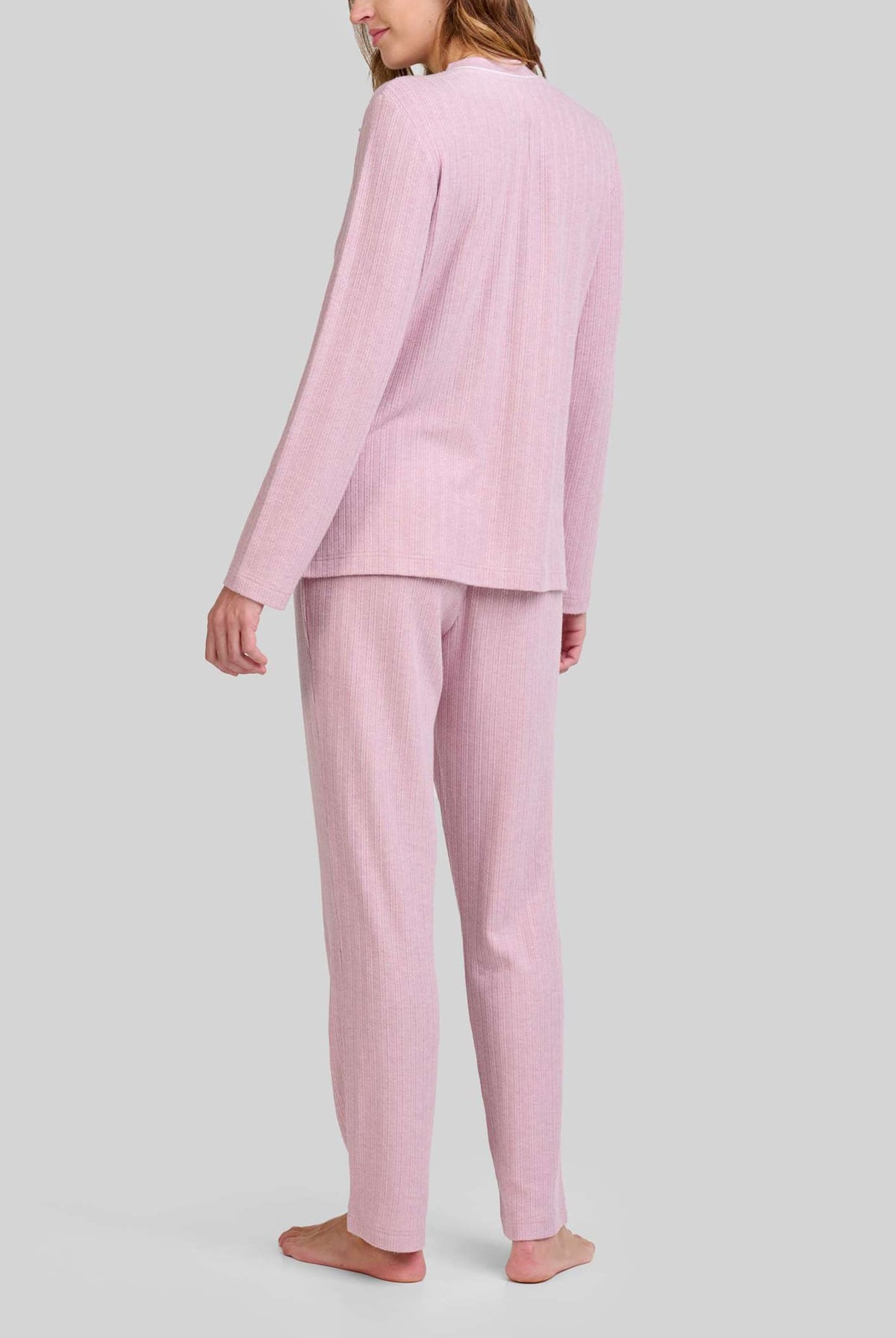 Pijama de mujer rosa claro de manga larga con botones y pantalón a juego, ideal para dormir cómodamente.