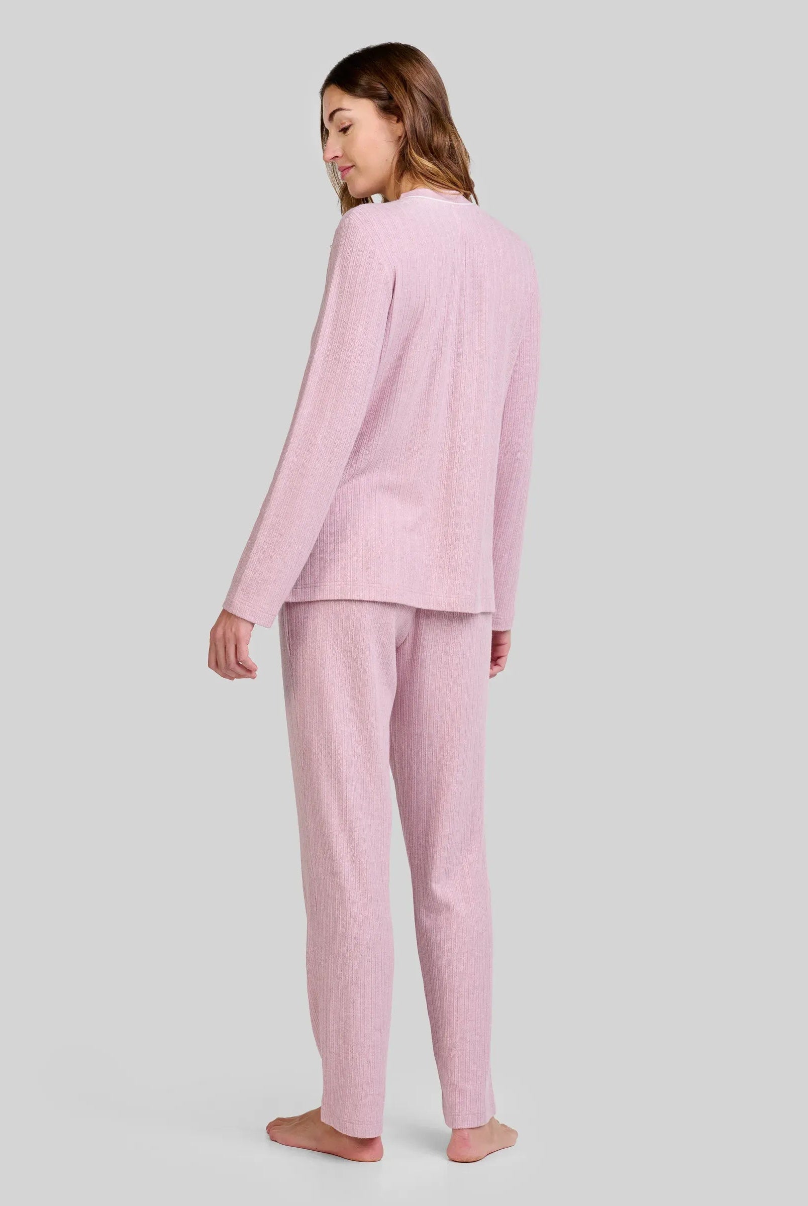 Pijama de mujer rosa claro de manga larga con botones y pantalón a juego, ideal para dormir cómodamente.