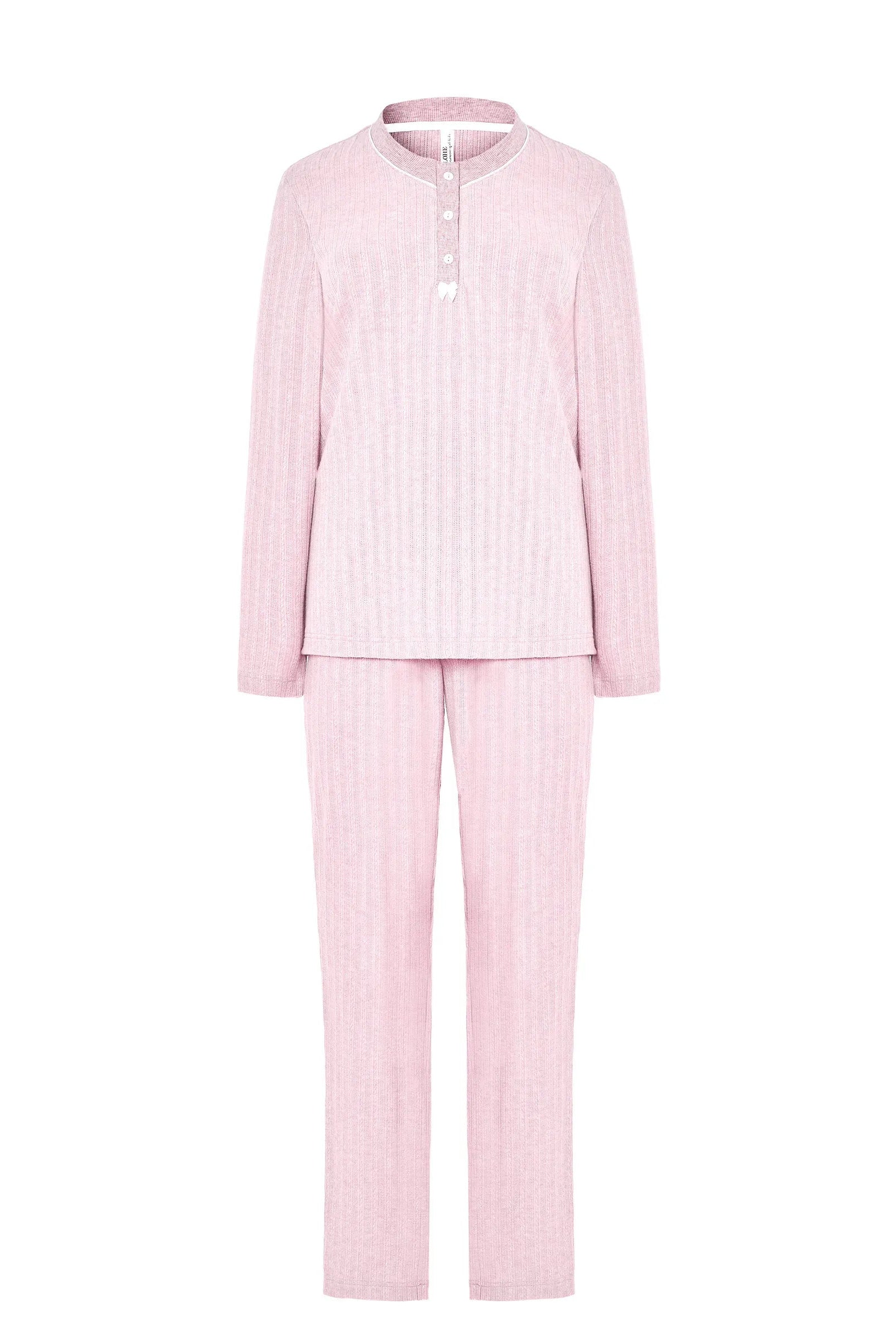 Mujer de espaldas luce conjunto de pijama canalé rosa palo de manga larga y pantalón a juego para invierno