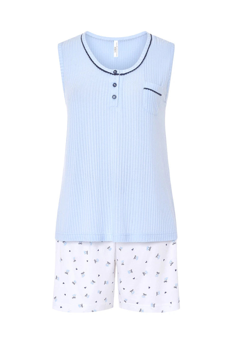 Pijama corto sin mangas celeste acanalado, cuello redondo botones y vivo marino. Pantalón corto blanco con cerecitas azules.