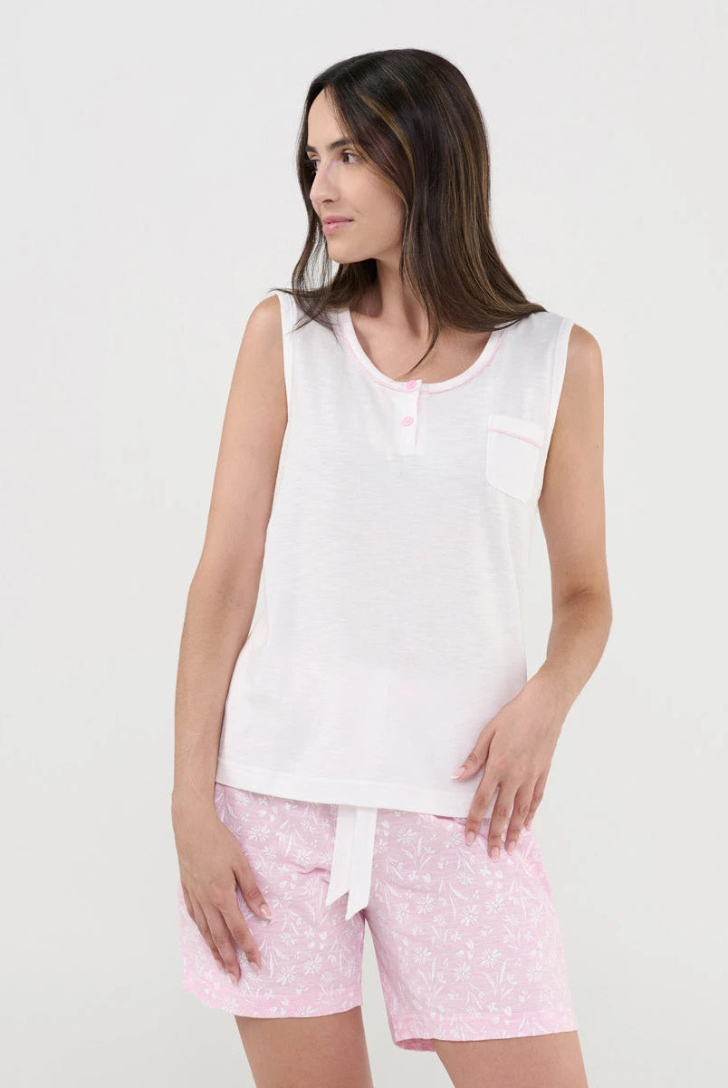 Mujer con pijama corto de verano sin mangas, camiseta blanca punto flamé y pantalón rosa con florecitas blancas