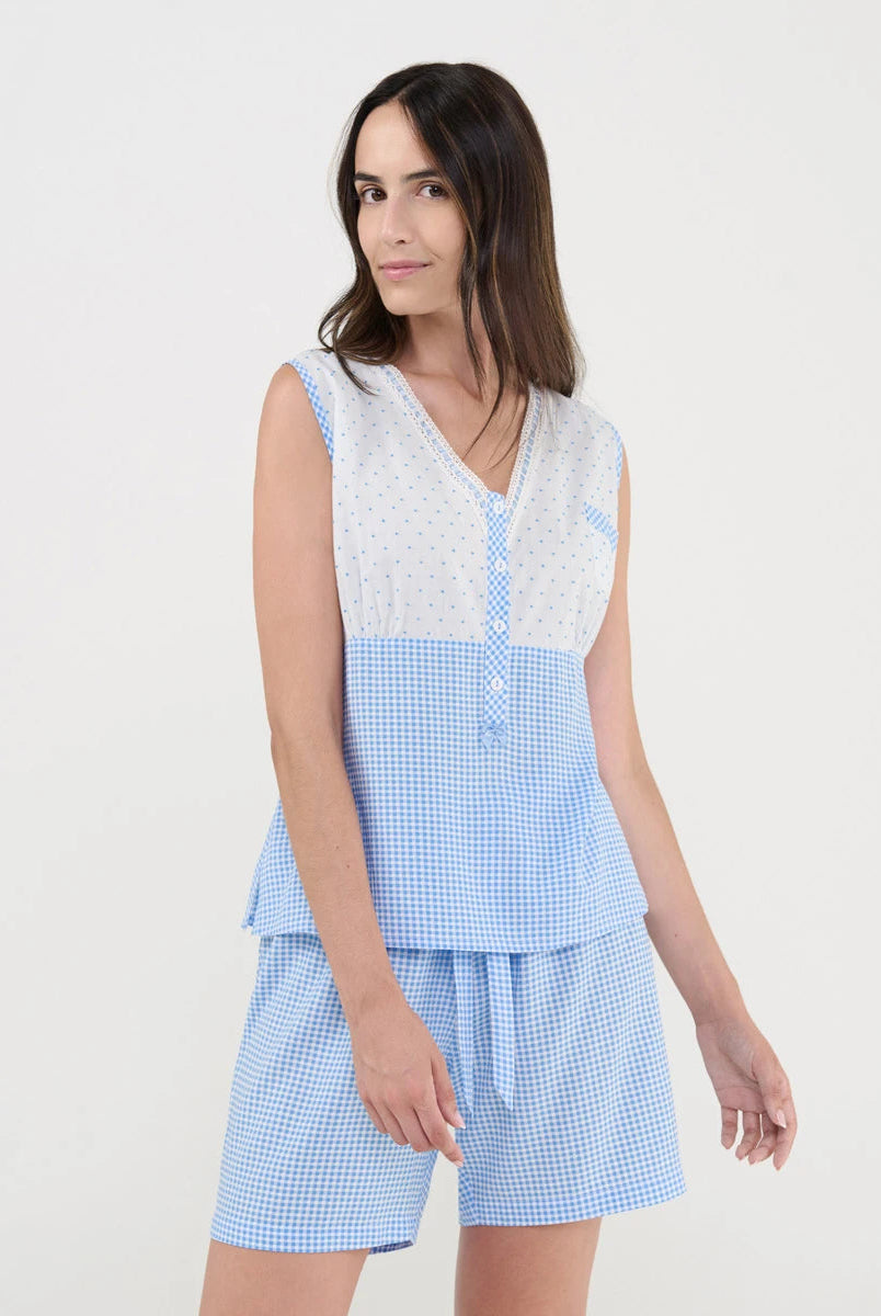Mujer con pijama corto de verano, top sin mangas blanco plumeti y cuadritos celeste, pantalón ajustable cuadritos celeste.