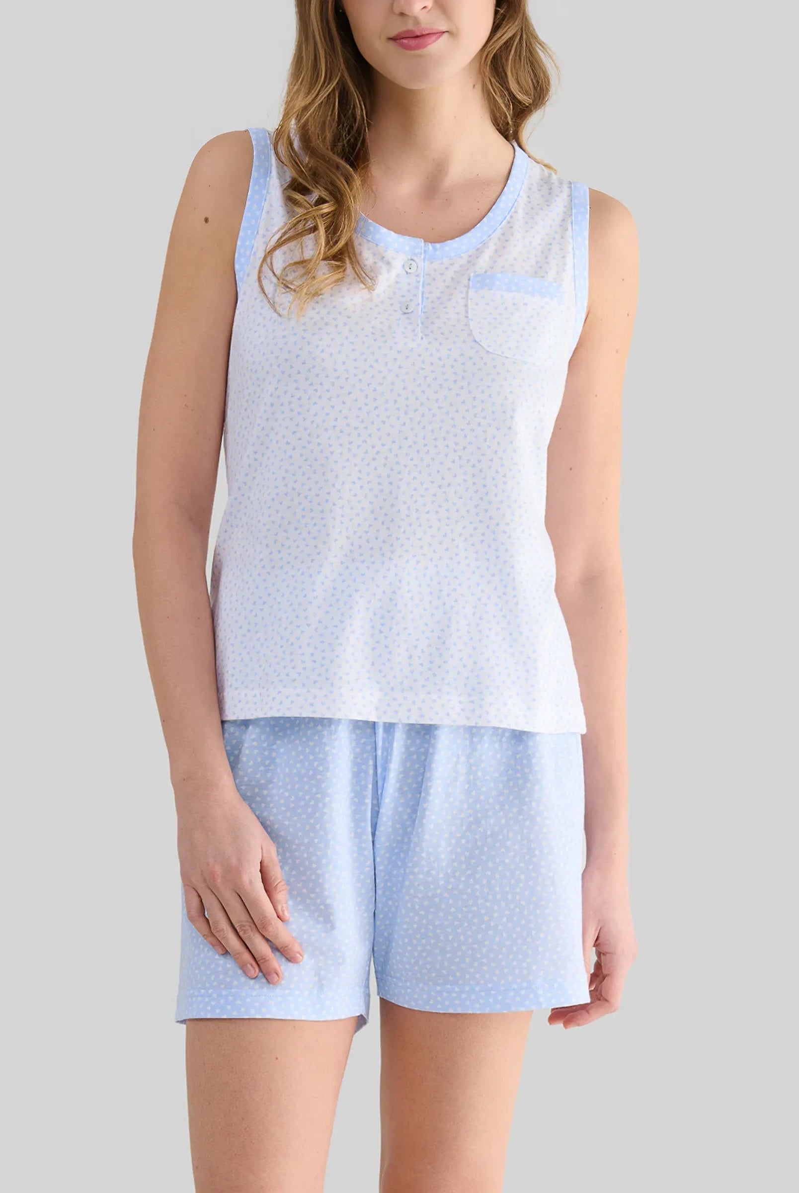 Detalle de camiseta de pijama sin mangas de mujer para un verano fresco en estampado de corazones rosas