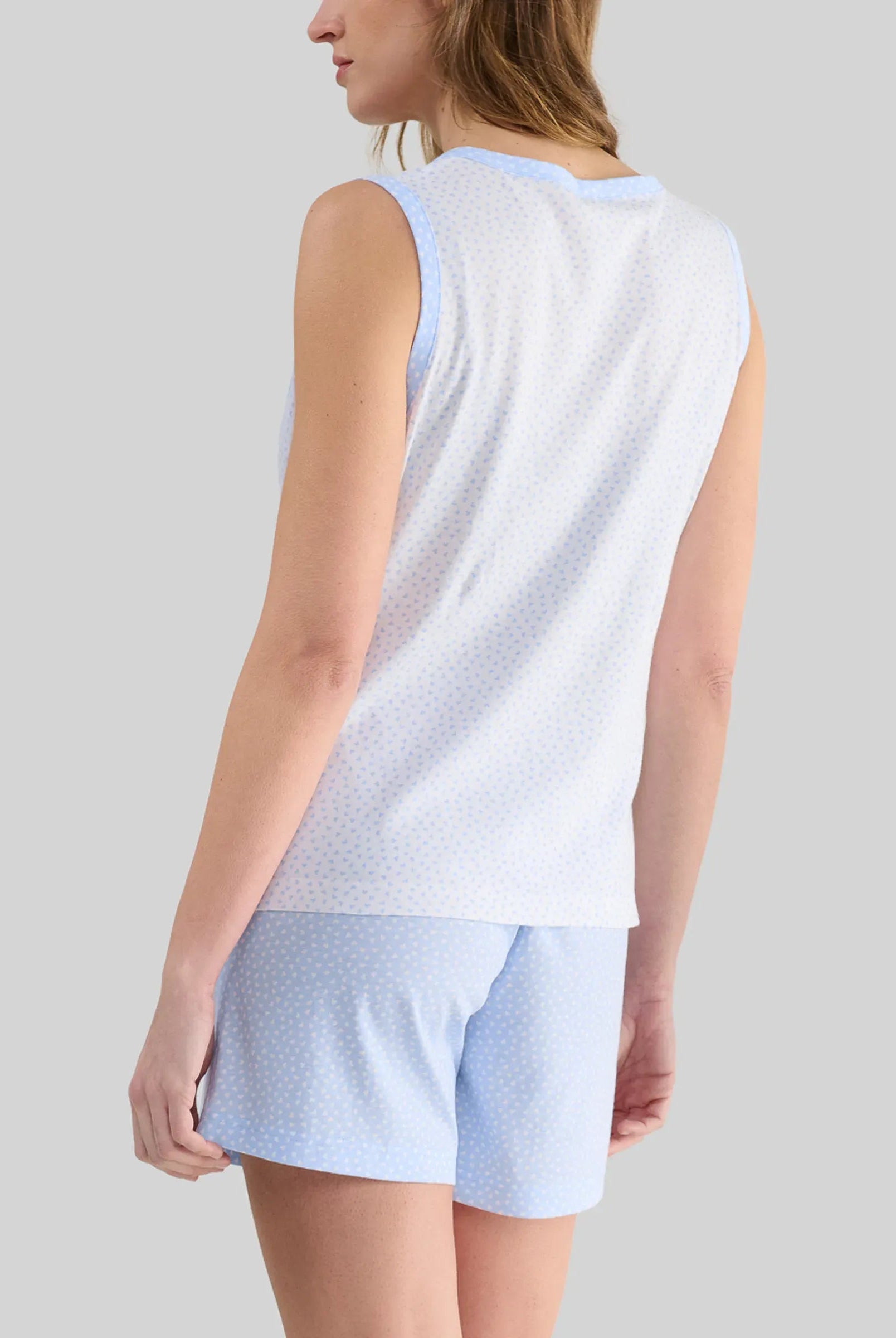 Pijama corto de mujer Lohe, tejido corazones rosas, abierto con pata y botones, sin mangas y pantalón corto.