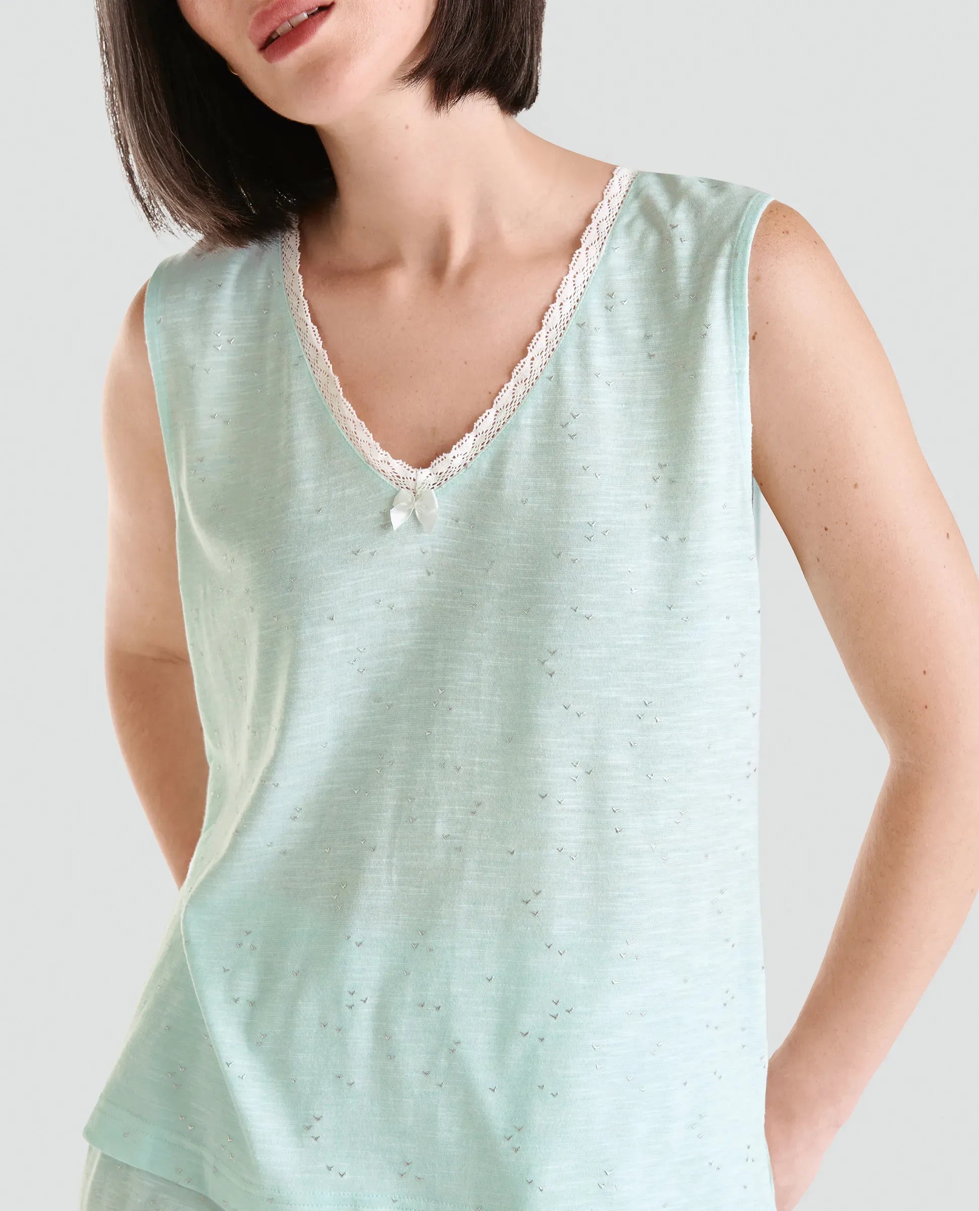 Pijama corto dos piezas de mujer para verano con camiseta sin tirantes y escote pico con puntilla y pantalón corto