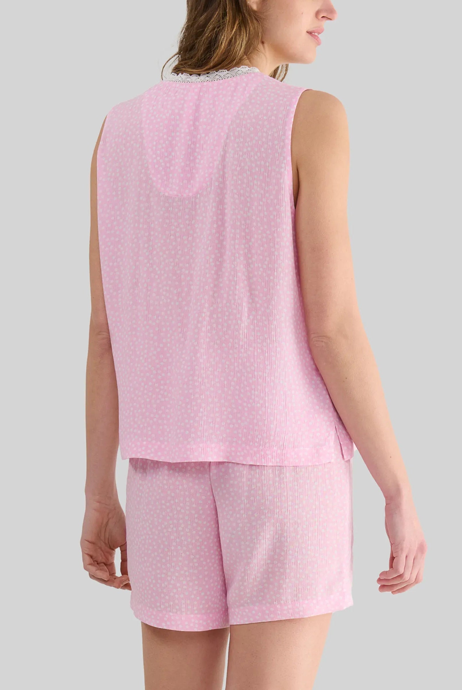 vista trasera de pijama corto rosa sin mangas para verano