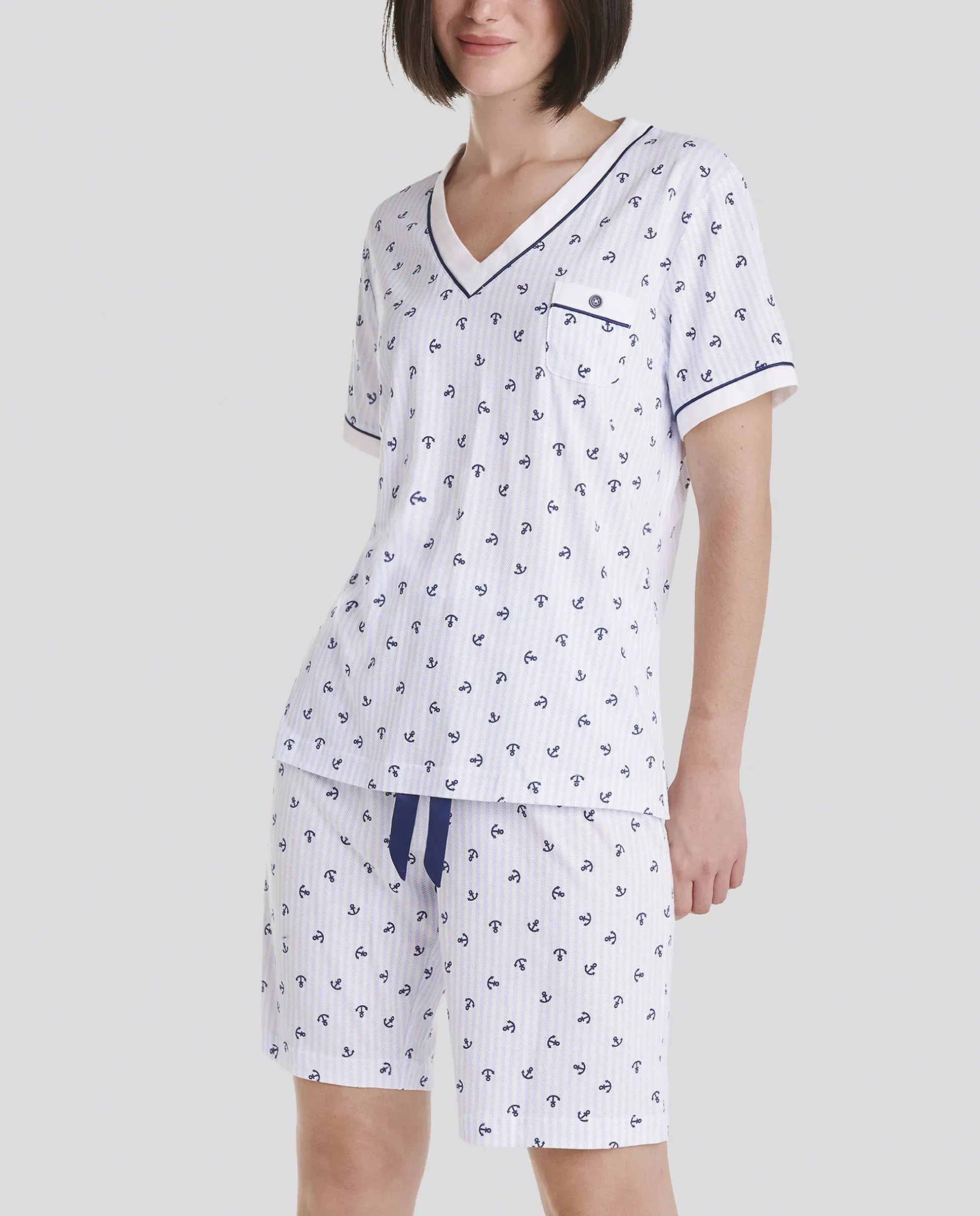 Pijama corto de mujer para verano de manga corta y pantalón corto con cuello pico y estampado veraniego de anclas marino