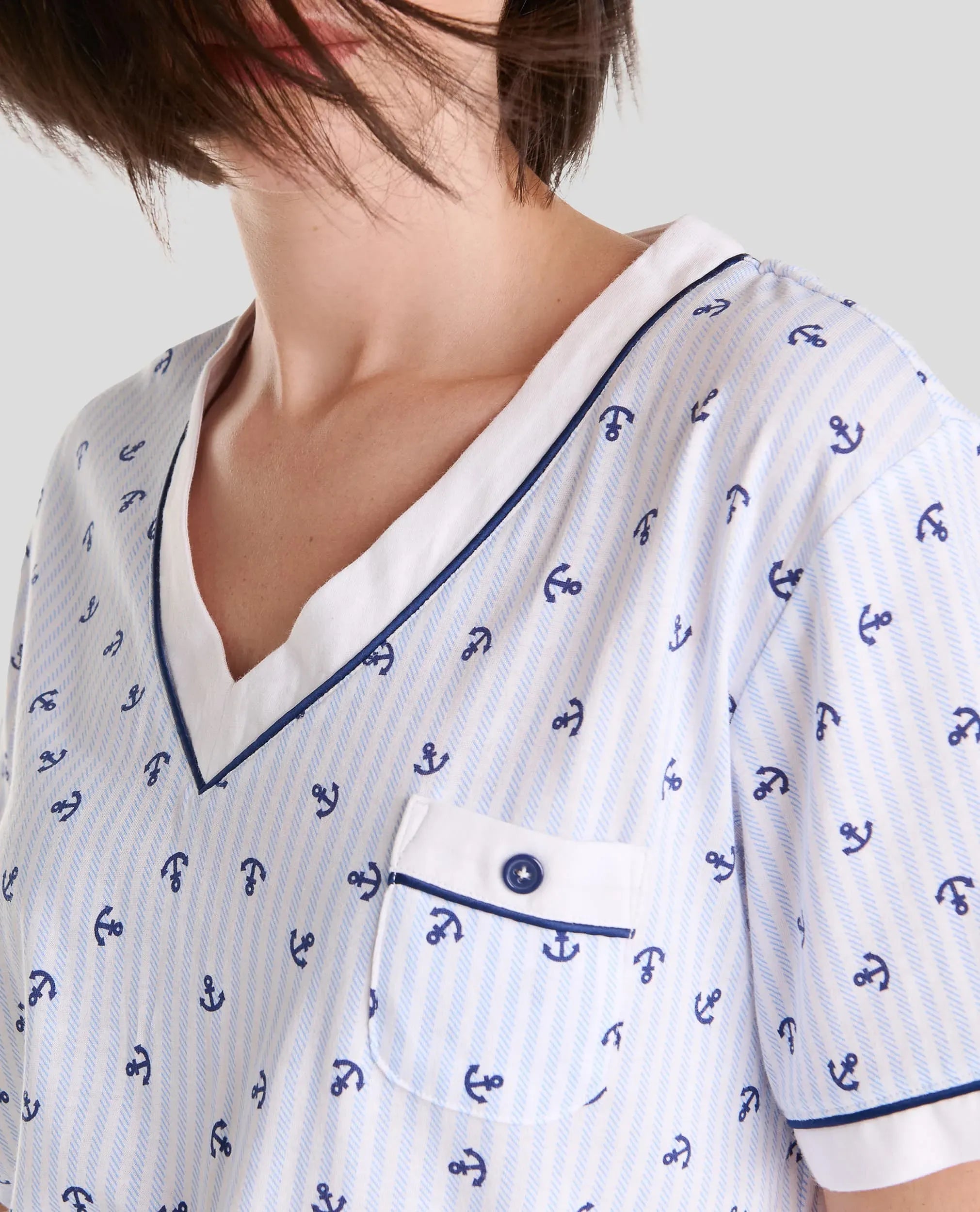 Detalle del cuello en pico de la camiseta de pijama de verano de mujer con estampado anclas y bolsillo decorativo