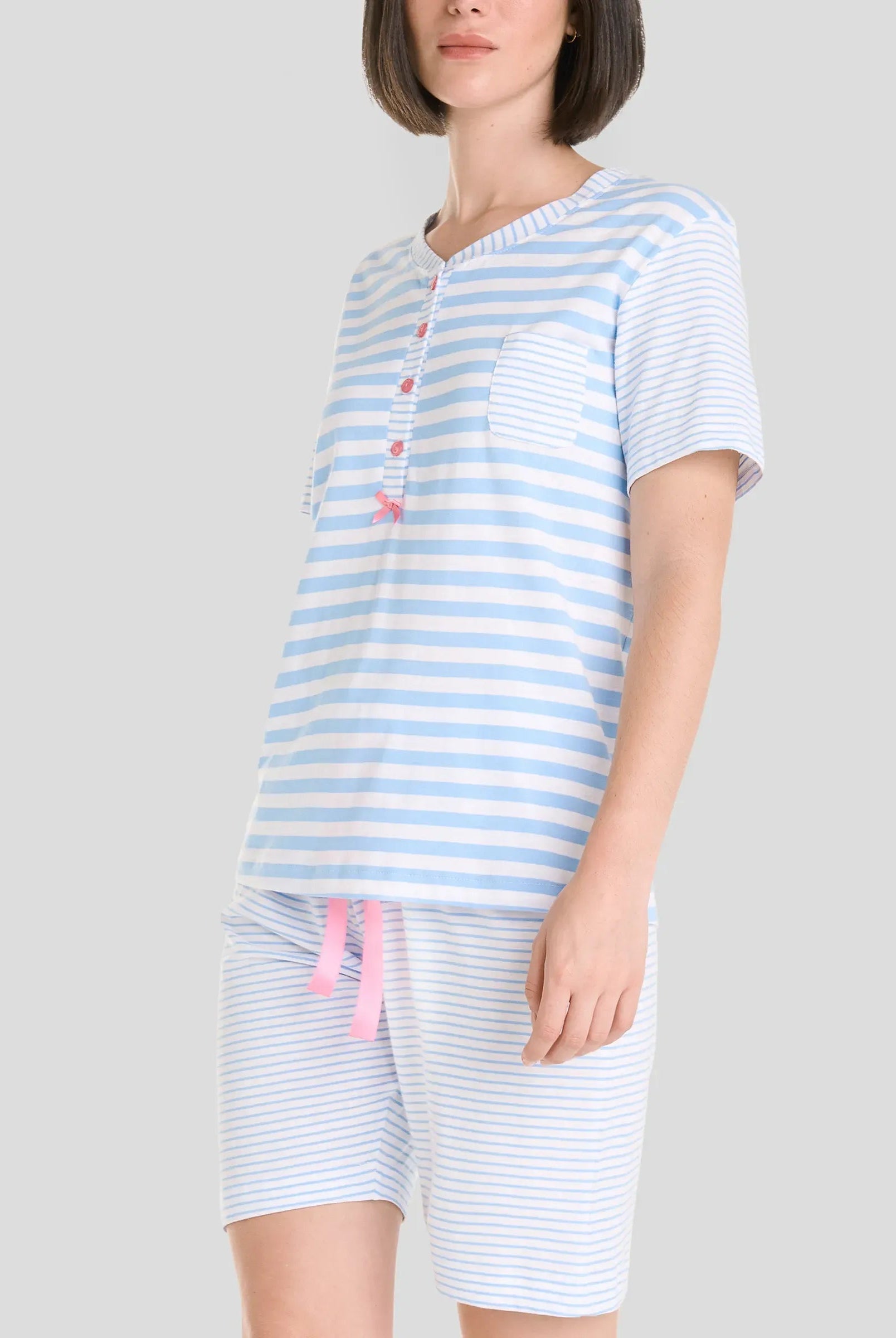 Pijama corto mujer para verano, manga corta y pantalón corto estampados a rayas azules, lazo rosa en cintura