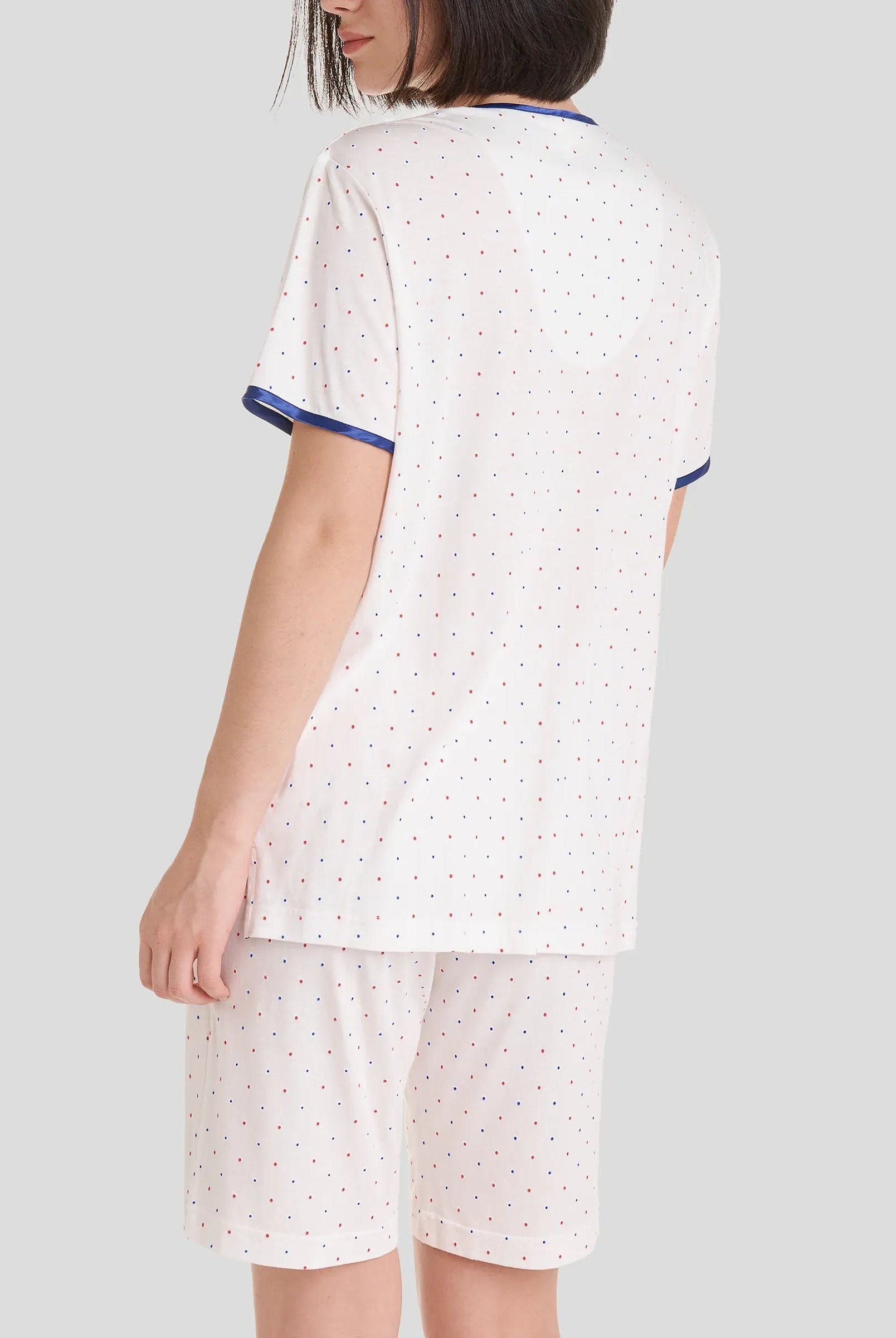 Vista trasera de pijama corto de mujer para verano en algodón modal estampado a topitos