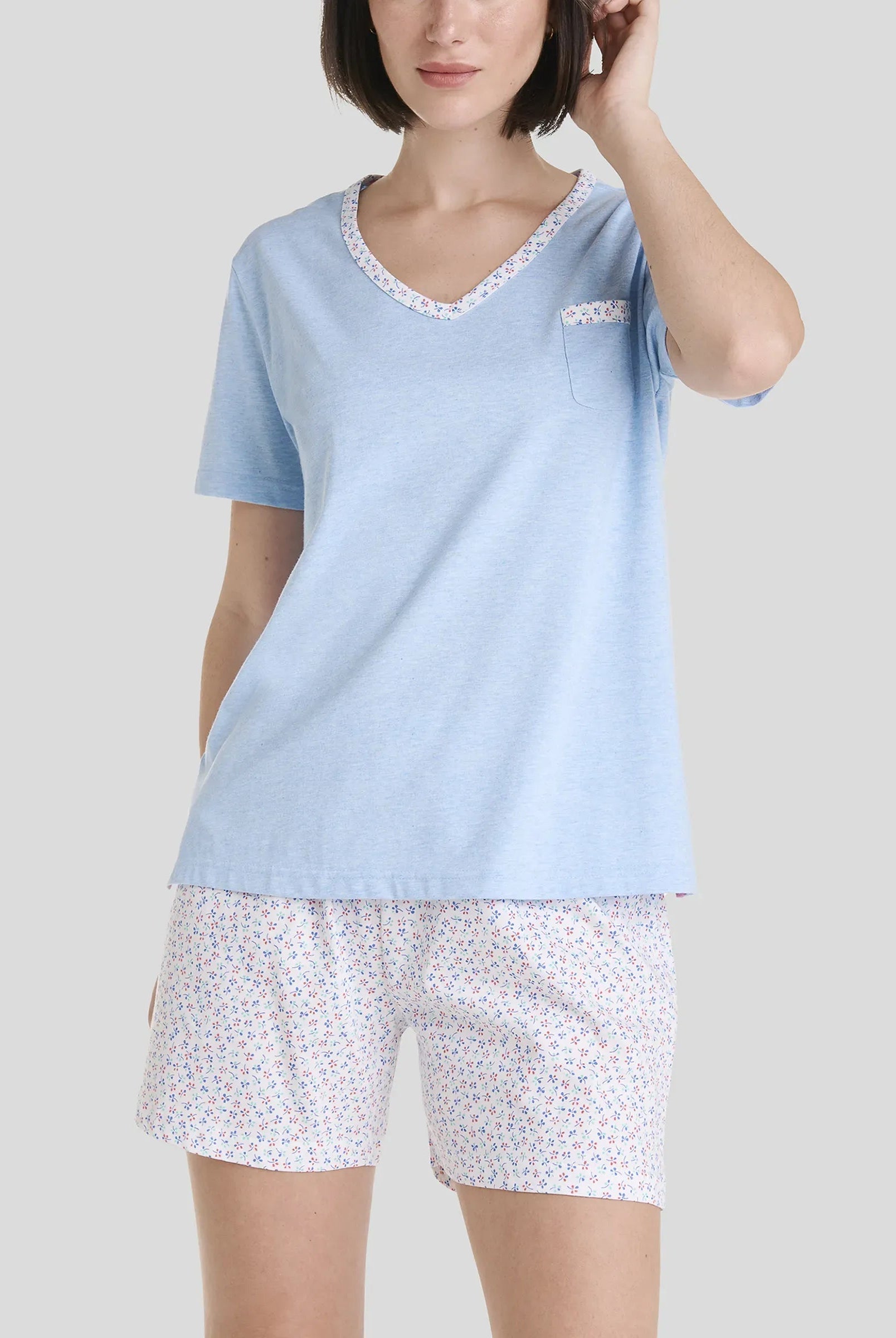 Conjunto pijama corto de mujer, camiseta azul manga corta y cuello pico de flores y pantalón corto y bolsillo a juego