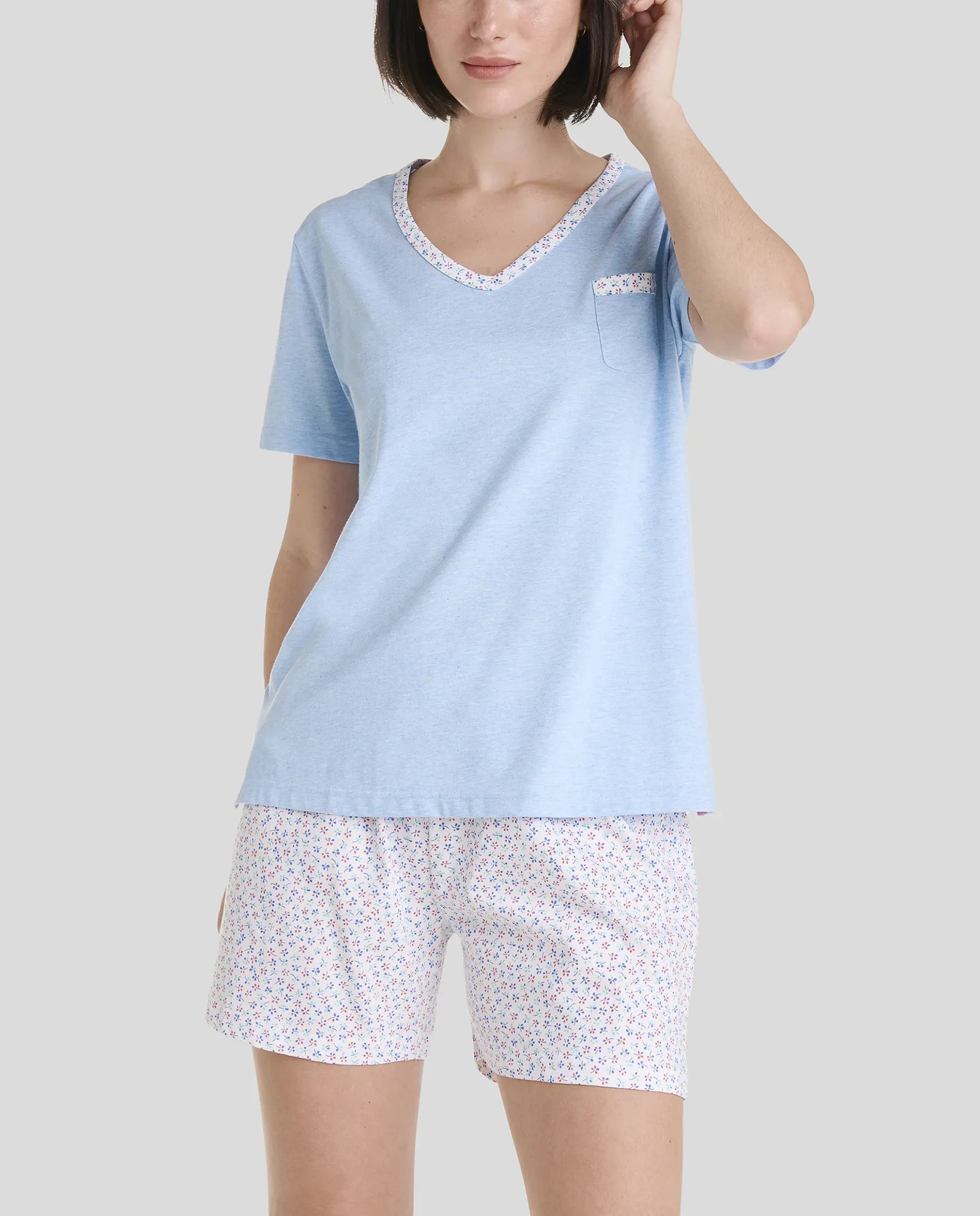 Conjunto pijama corto de mujer, camiseta azul manga corta y cuello pico de flores y pantalón corto y bolsillo a juego