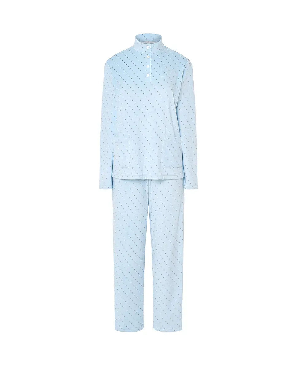 Pijama de invierno estilo chandal de suave tejido estampado con topitos grises y escote abierto con botones
