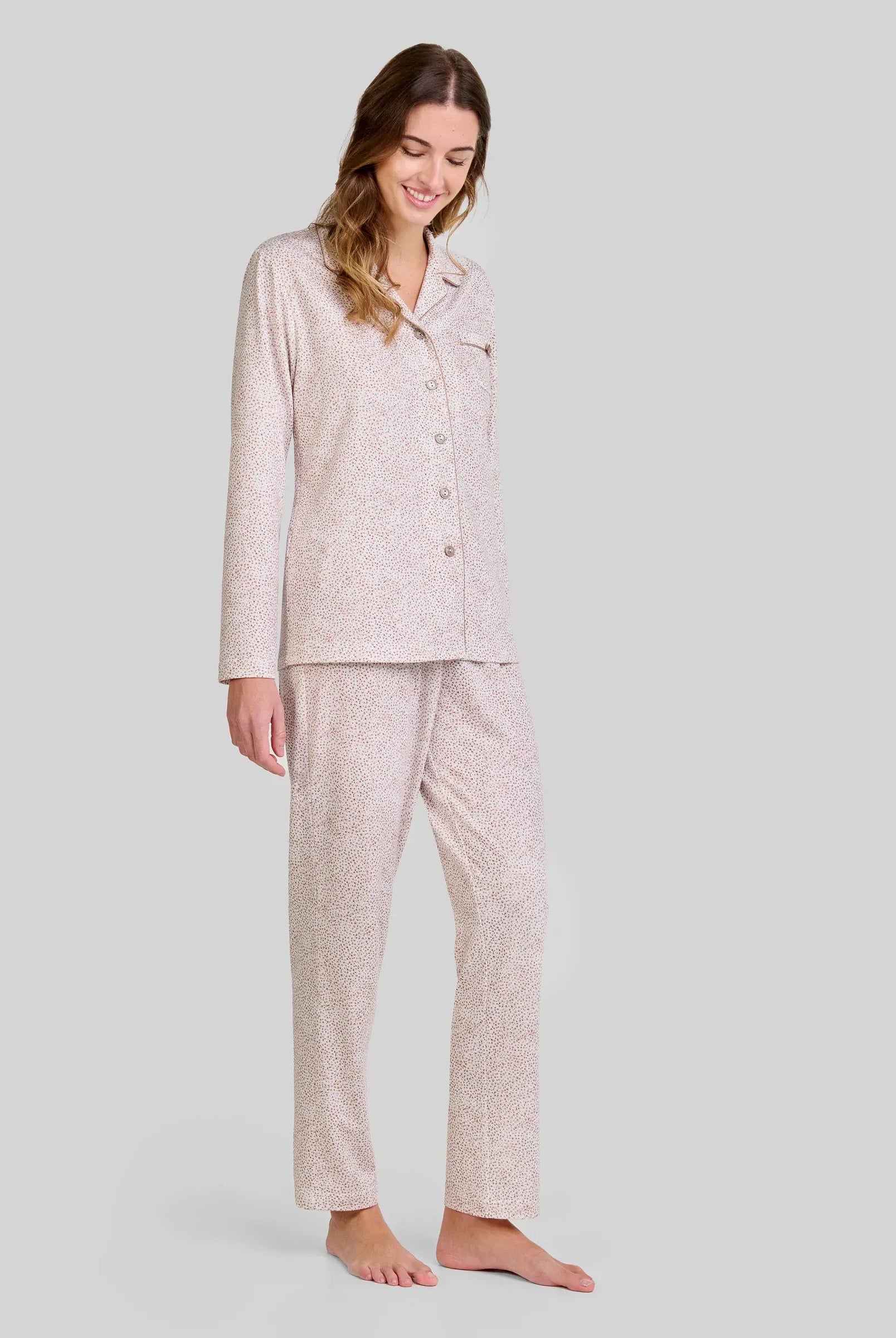 Mujer luce pijama camel de manga larga con estampado de florecitas, ideal para dormir cómoda.