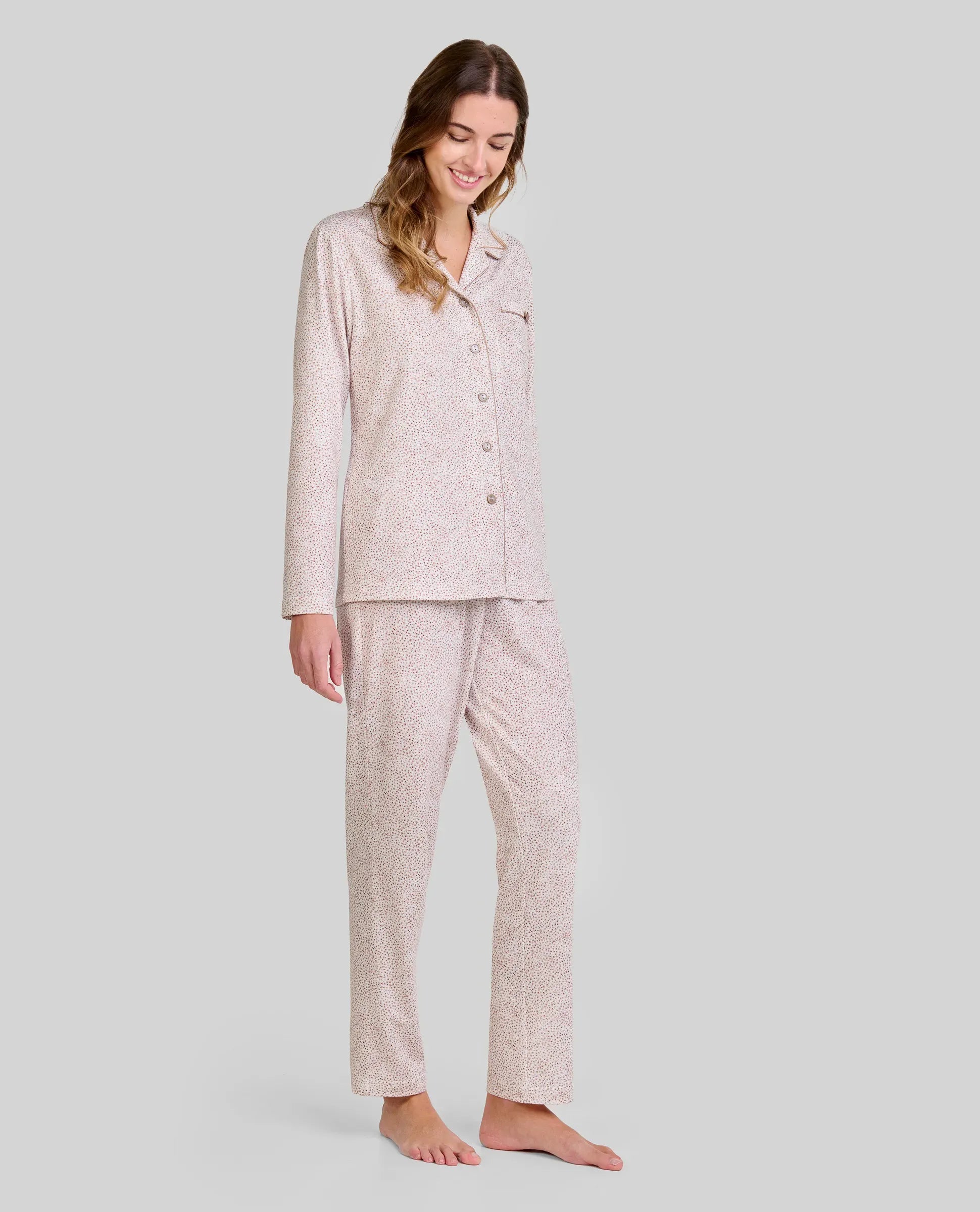 Mujer luce pijama camel de manga larga con estampado de florecitas, ideal para dormir cómoda.