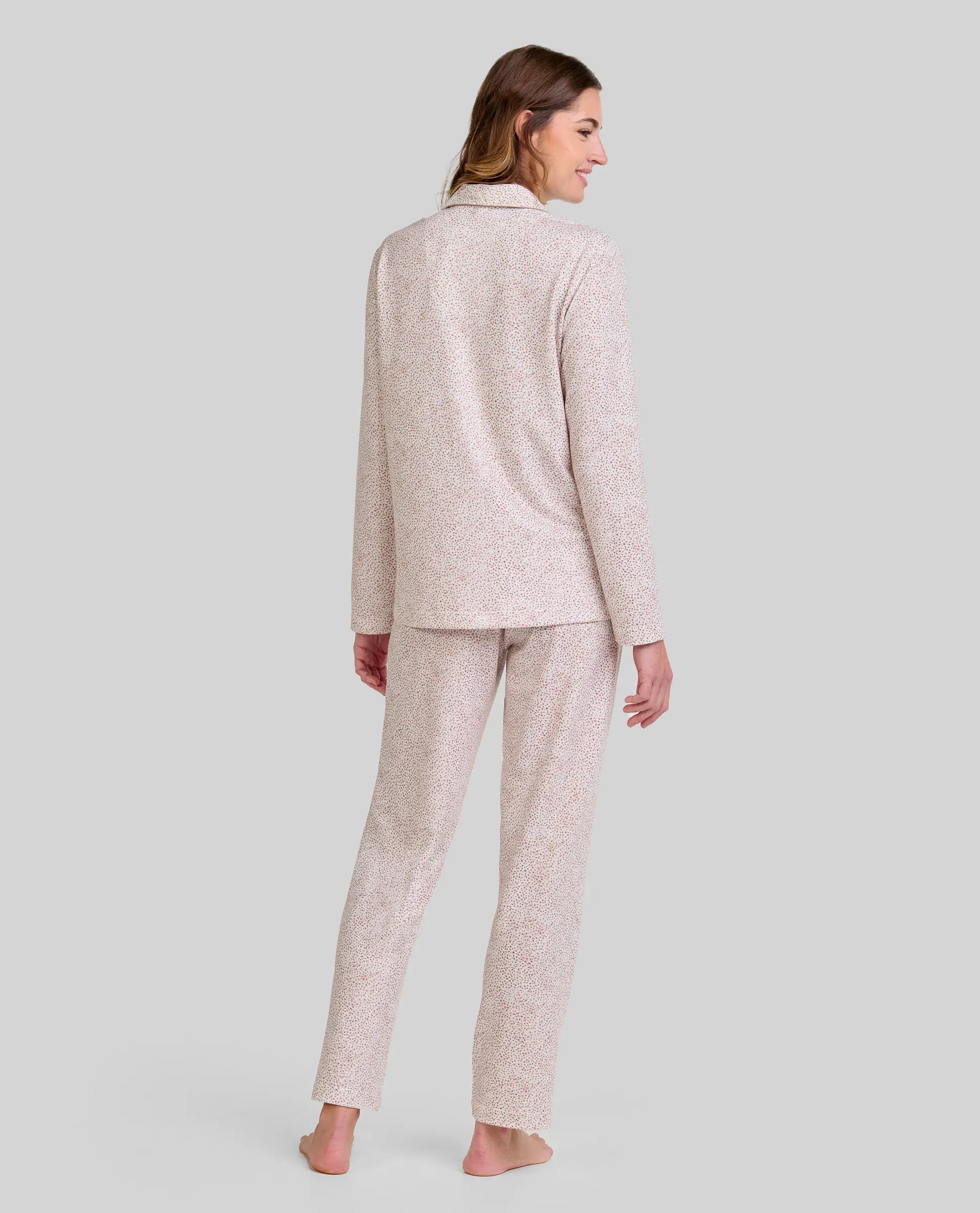 Mujer de espaldas con pijama largo de invierno de estampado camel de florecitas