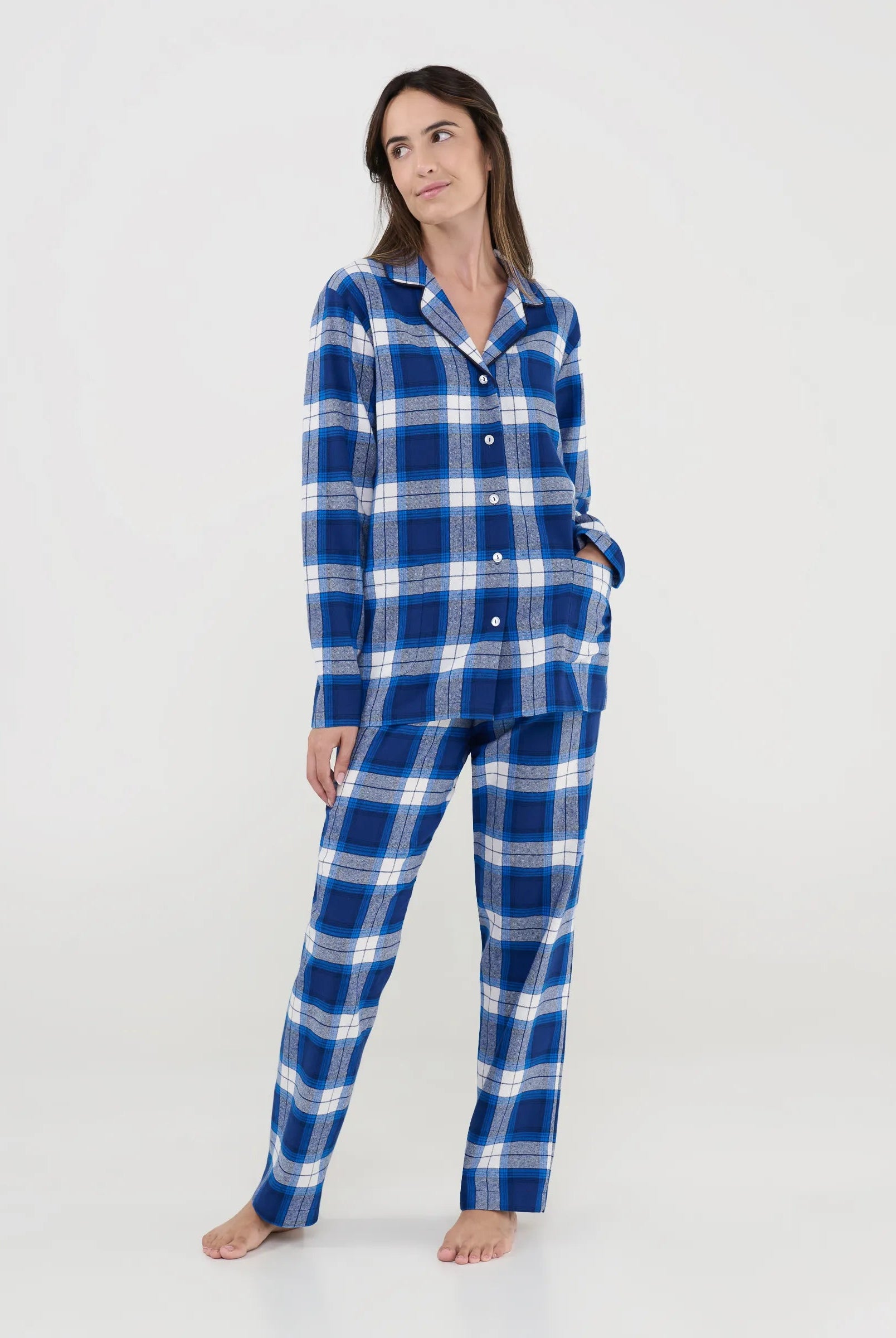 Pijama de mujer camisero a cuadros azules, diseño frontal con botones y bolsillos de plastón.