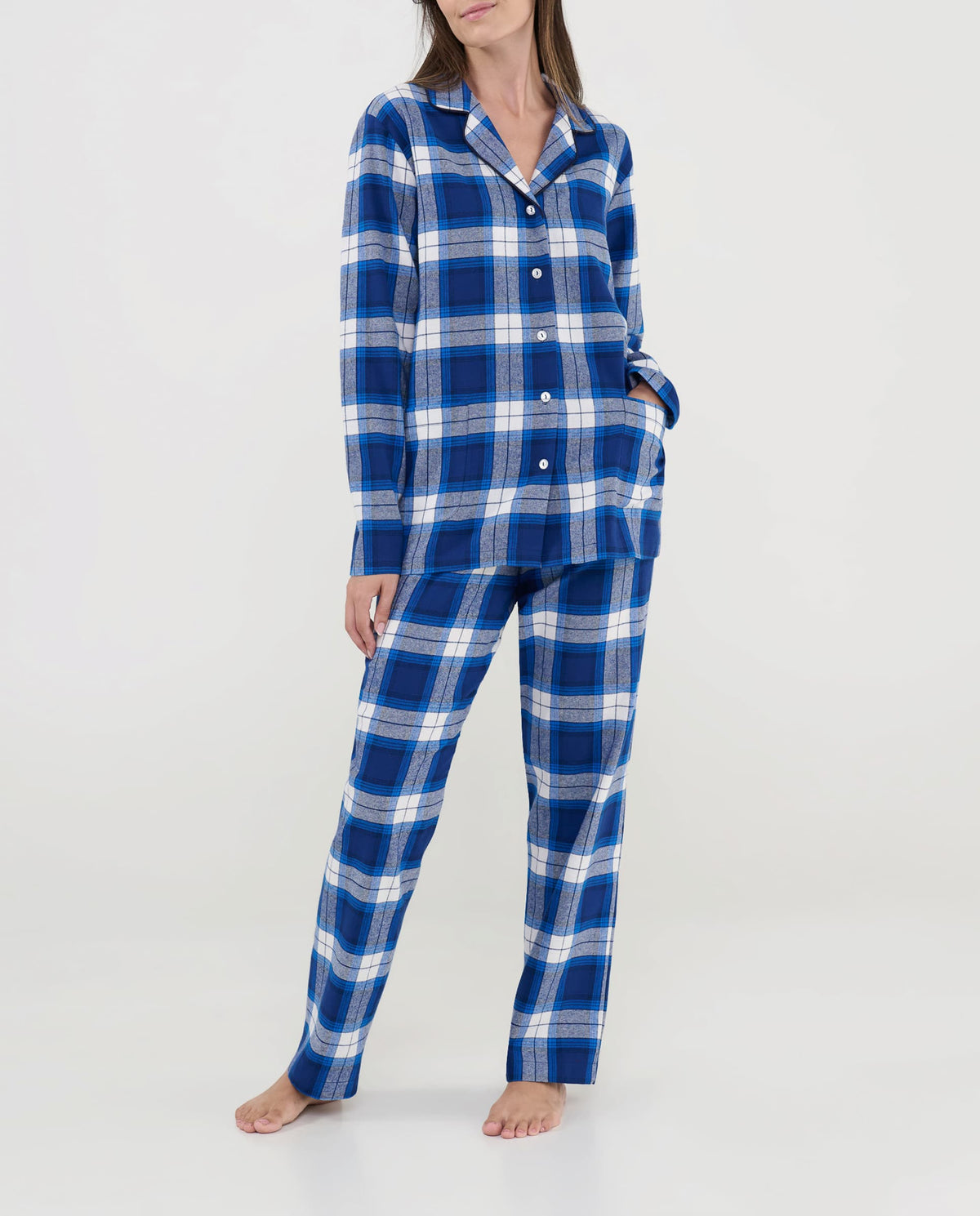 Pijama de mujer camisero a cuadros azules, diseño frontal con botones y bolsillos de plastón.