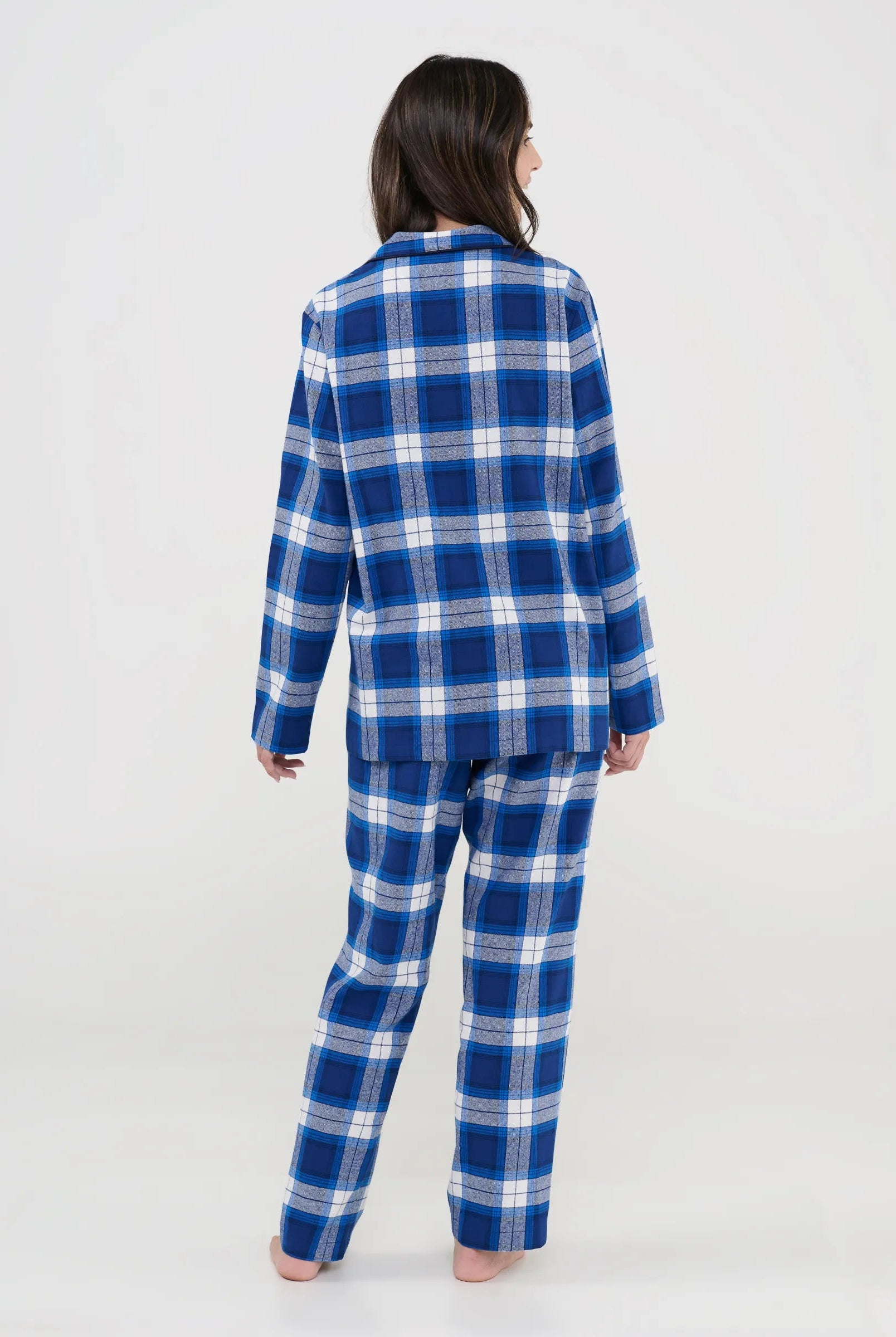 Vista trasera del pijama de cuadros azules para mujer, con pantalón y manga larga.
