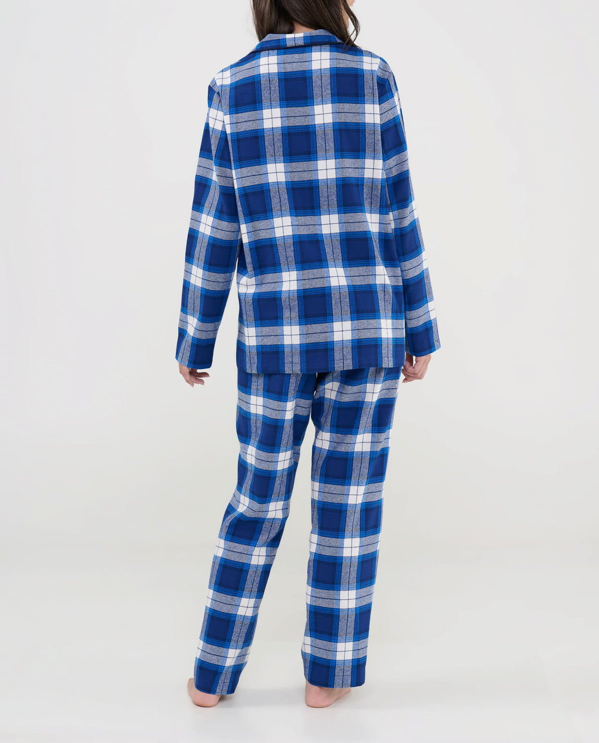 Vista trasera del pijama de cuadros azules para mujer, con pantalón y manga larga.
