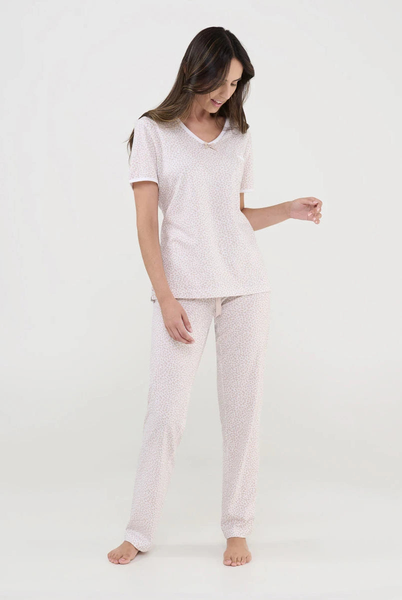Mujer posa con pijama de verano de pantalón largo estampado piel color camel