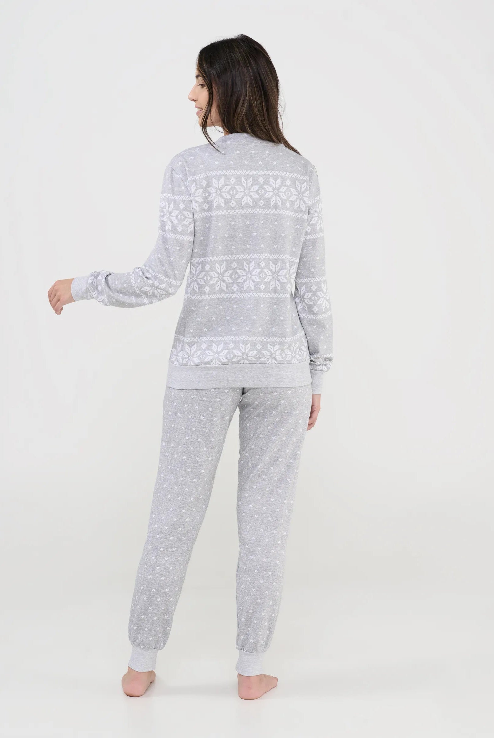 Cómodo pijama largo mujer para navidad de color gris con estampados de estrellas de nieve