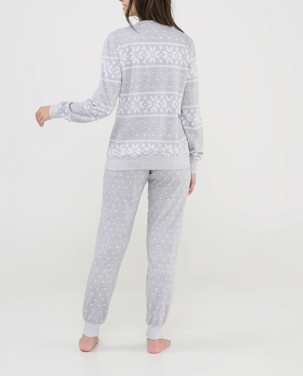 Cómodo pijama largo mujer para navidad de color gris con estampados de estrellas de nieve