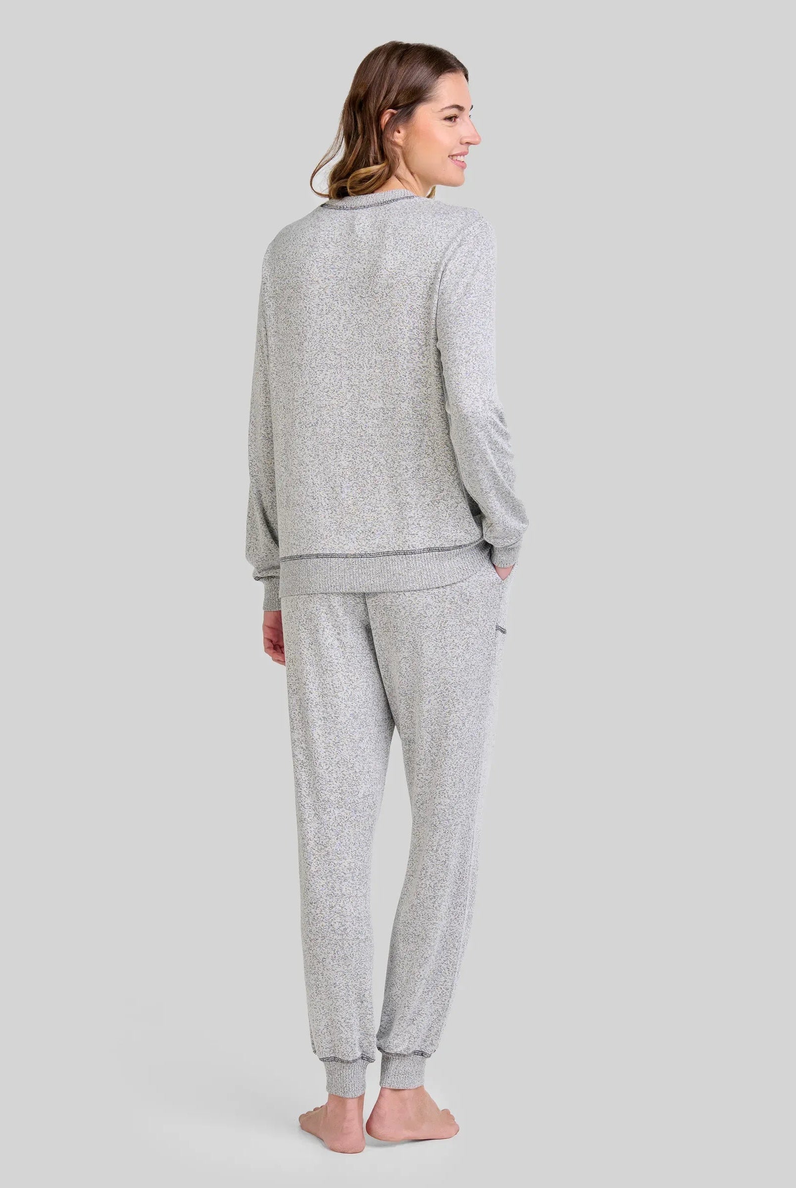 Conjunto pijama invierno gris de mujer con sudadera manga larga y bordado "dreamy forever" en el pecho y puños elásticos