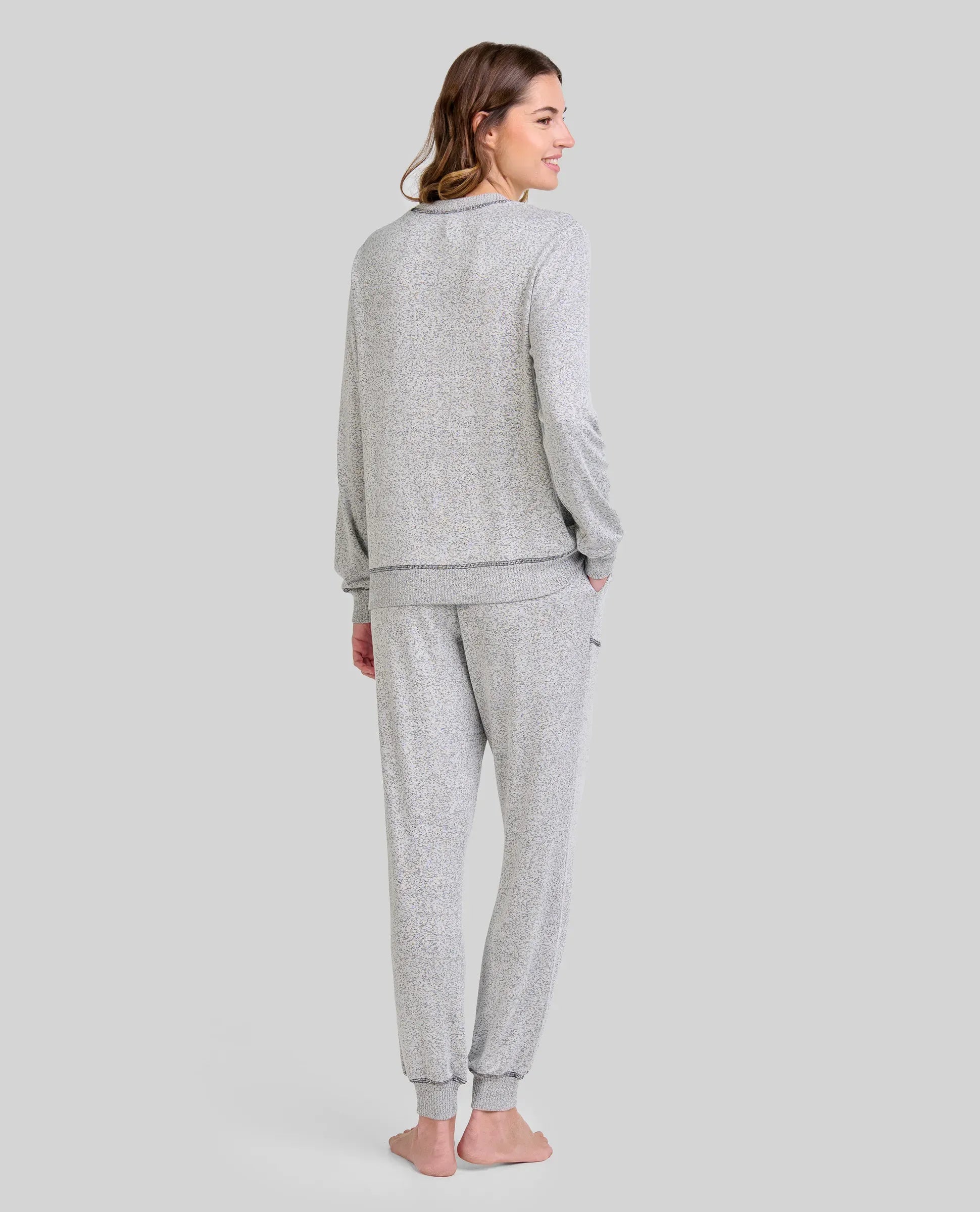Conjunto pijama invierno gris de mujer con sudadera manga larga y bordado "dreamy forever" en el pecho y puños elásticos