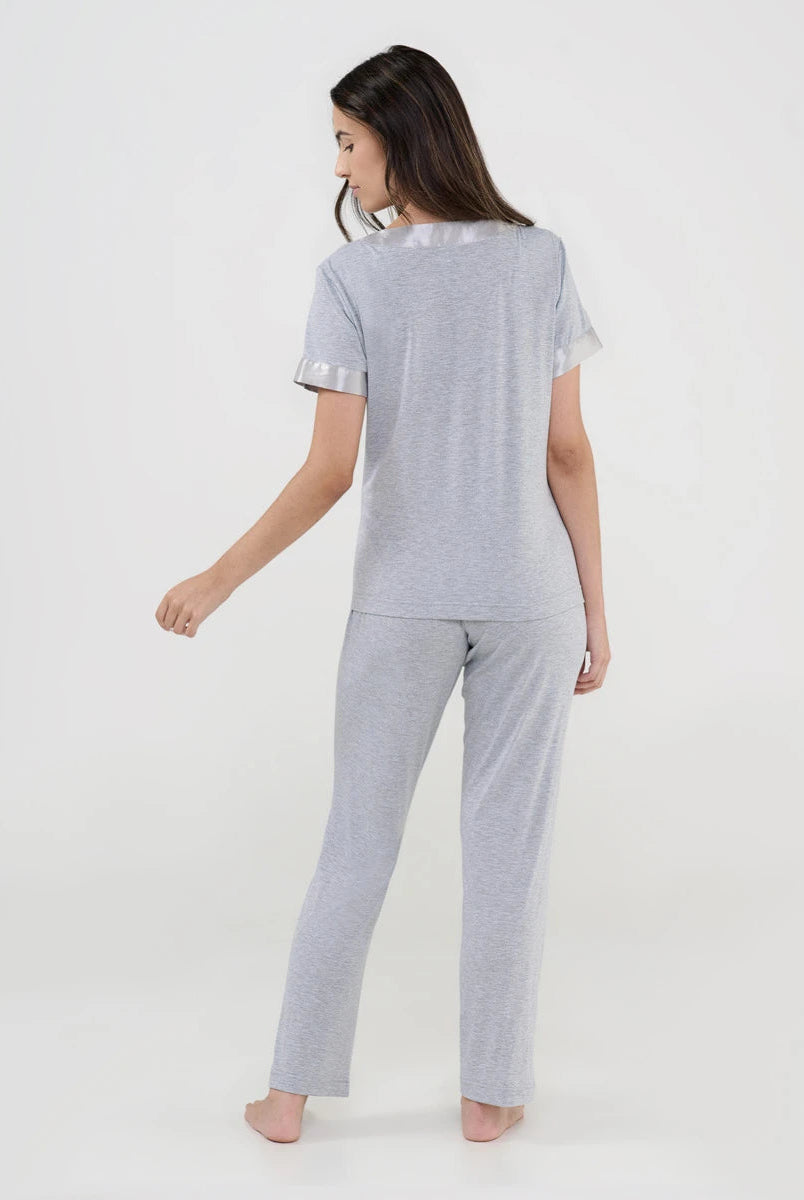 Pijama largo de mujer en suave modal gris, cuello en pico, mangas con terminación de raso a tono