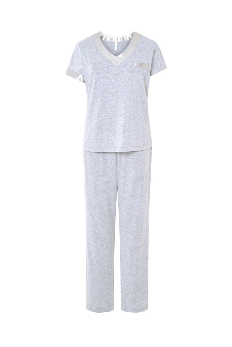 Mujer con pijama de verano celeste de manga corta abierto con solapa y botones. Pantalón largo a juego