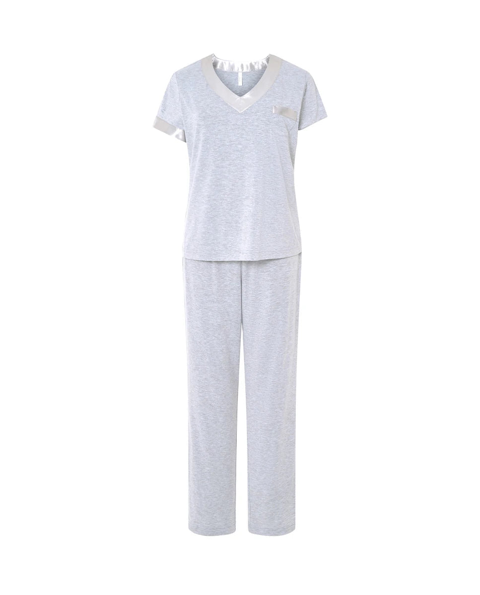 Mujer con pijama de verano celeste de manga corta abierto con solapa y botones. Pantalón largo a juego