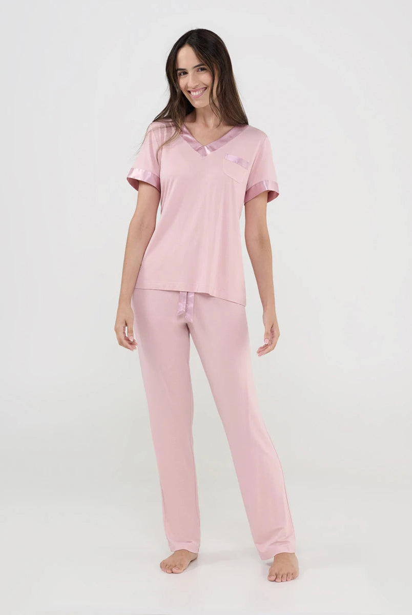Mujer posa con pijama de verano de pantalón largo estampado piel color camel