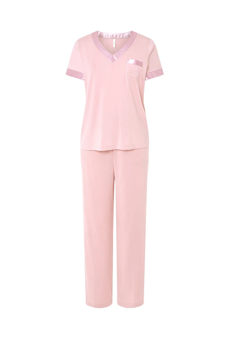 Mujer luce pijama largo de verano con camiseta de rayas de manga corta y cuello pico y pantalón largo a juego