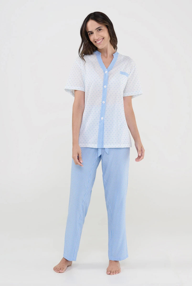 Pijama largo de mujer, top manga corta blanco plumeti abierto con botones y pantalón de cuadritos celeste.