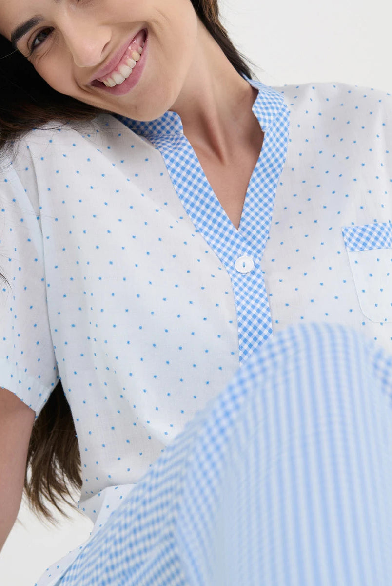 Detalle camiseta de manga corta blanco plumeti celeste de cuello abierto y bolsillo decorativo