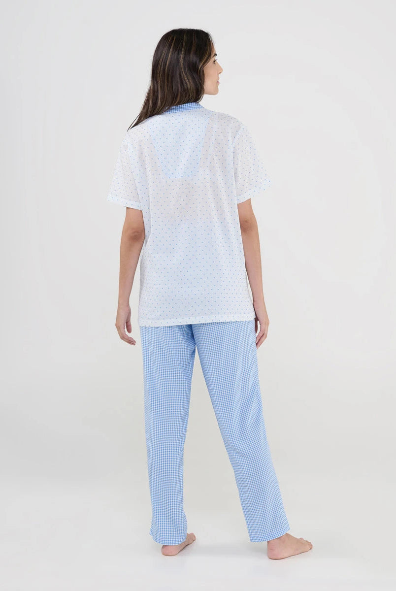 Vista trasera de conjunto de pijama largo de mujer para verano top blanco y pantalón cuadritos celeste