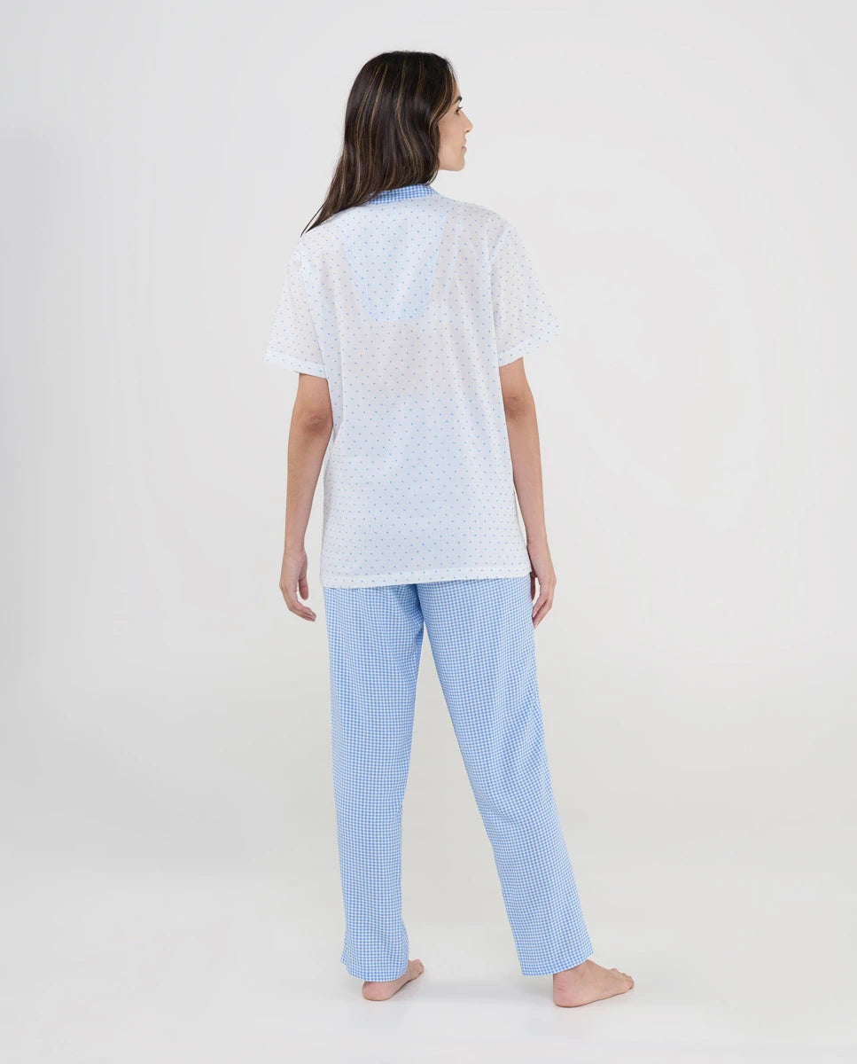 Vista trasera de conjunto de pijama largo de mujer para verano top blanco y pantalón cuadritos celeste