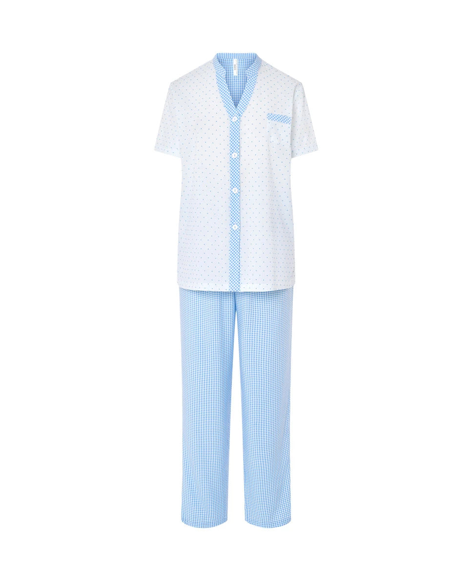 Pijama largo de mujer, top abierto de manga corta blanco plumeti celeste, abotonado y pantalón de cuadritos celeste.