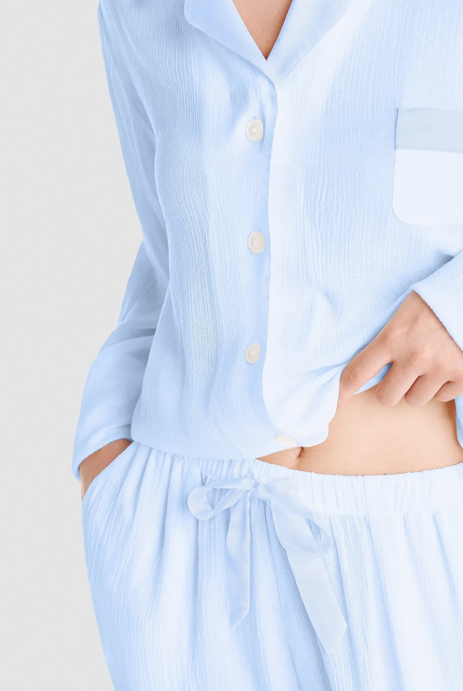 Pijama de verano para mujer abierto con bolsillos en viscosa rosa a topitos, fresco y elegante