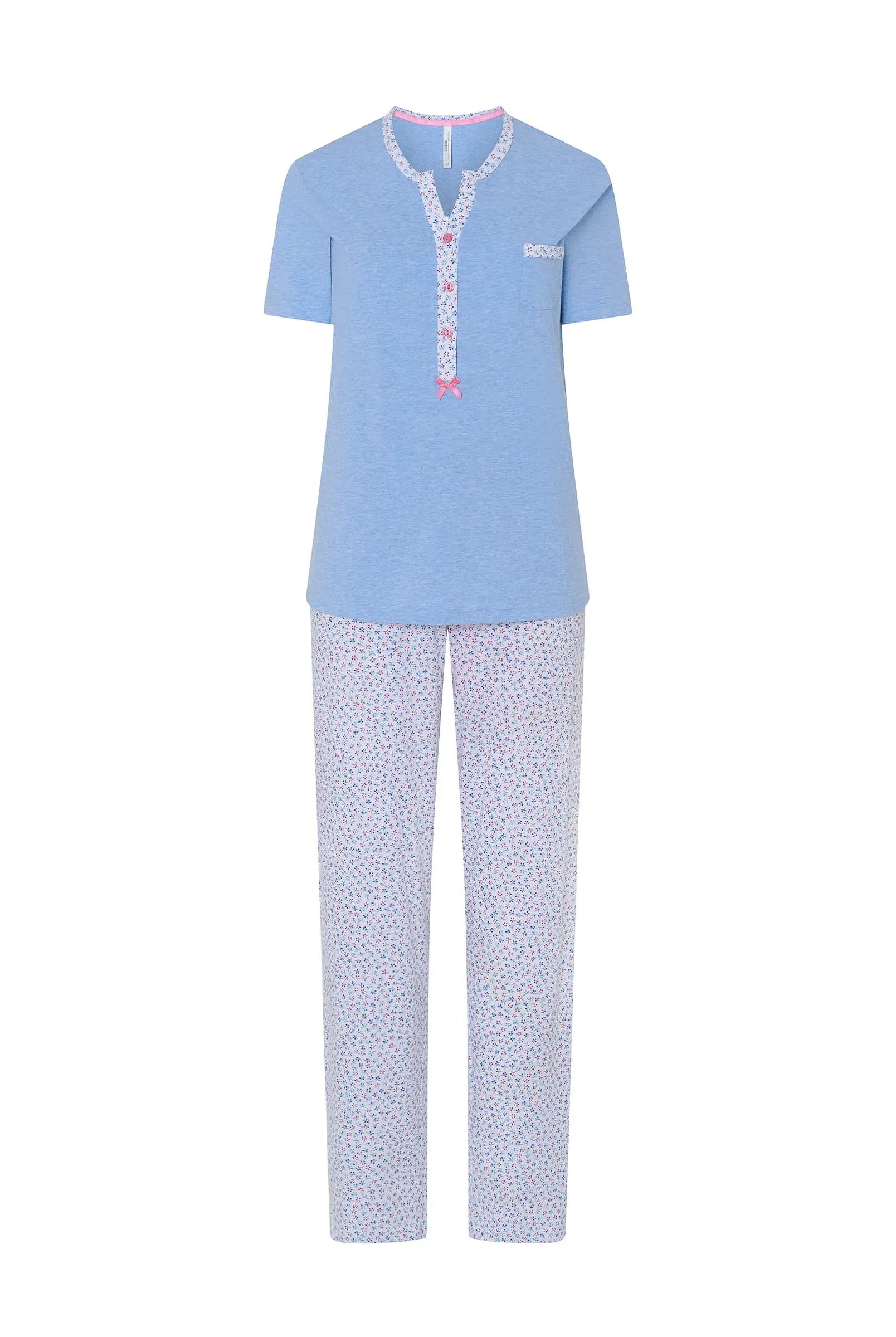 Pijama largo de mujer top vigoré celeste, abierto con pata y botones, manga corta y pantalón largo de flores