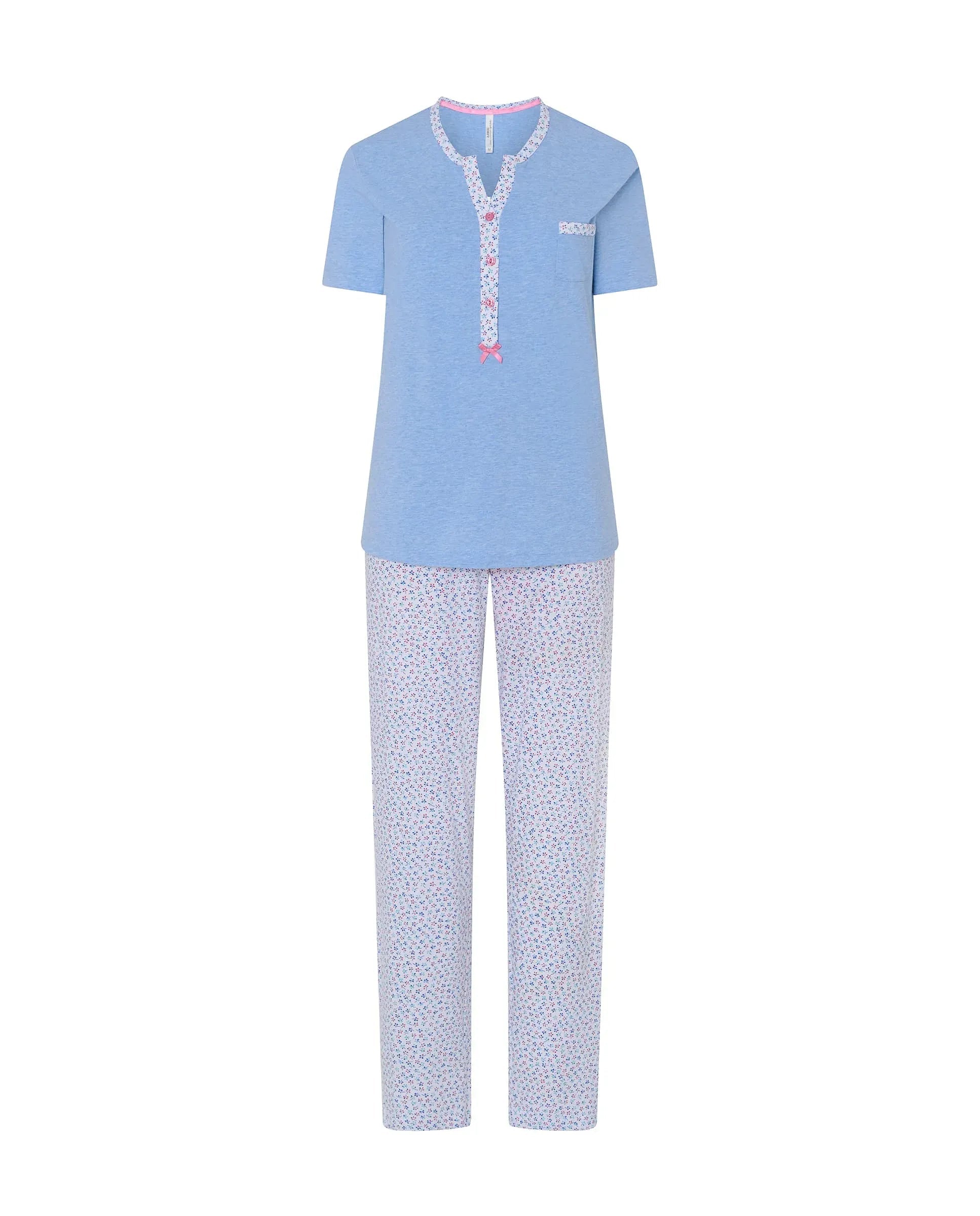 Pijama largo de mujer top vigoré celeste, abierto con pata y botones, manga corta y pantalón largo de flores