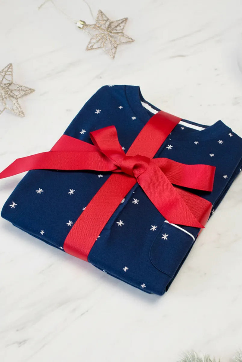Este pijama se entrega en caja para regalo con lazo interior