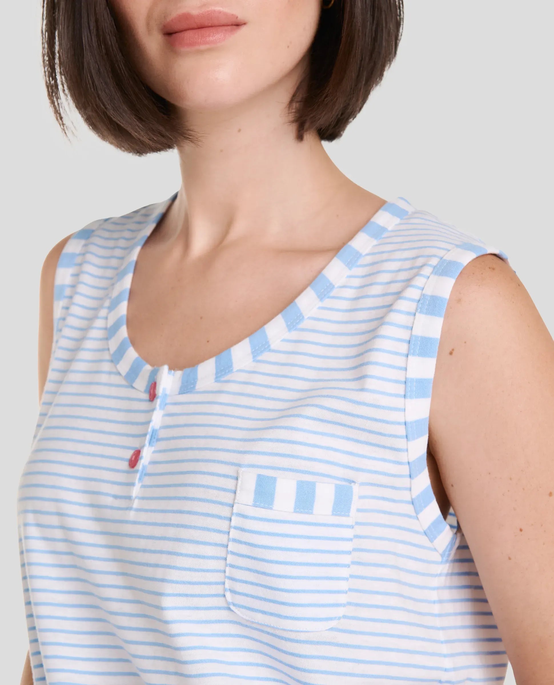 Detalle de cuello abierto con botones de pijama de verano para mujer sin mangas a rayas azules