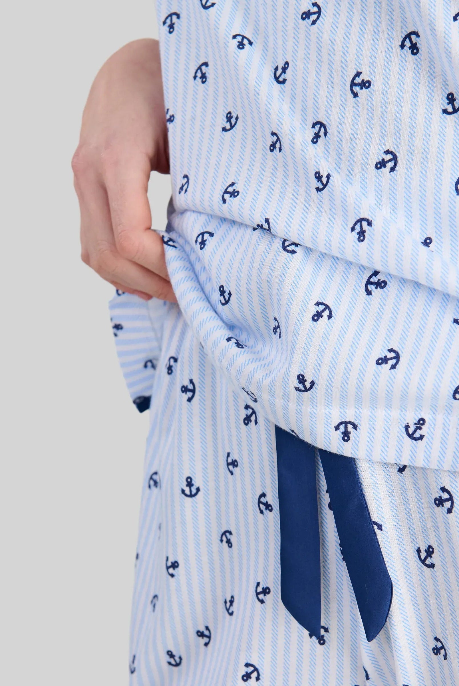 Detalle de pantalón largo de pijama estampado veraniego de anclas con lazo de raso marino